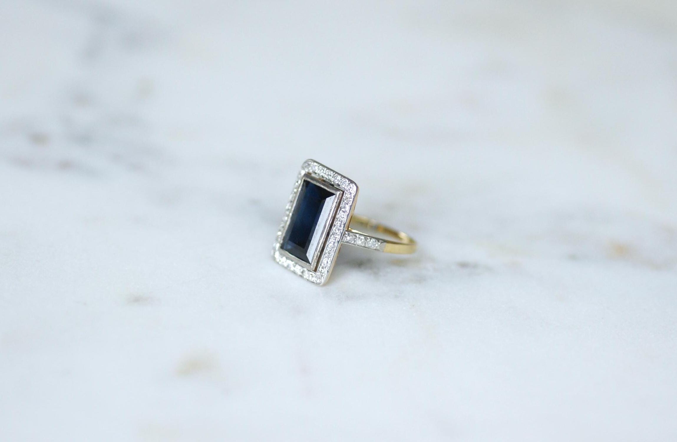 Bague Art Deco rectangulaire en or jaune et platine avec saphir et diamants