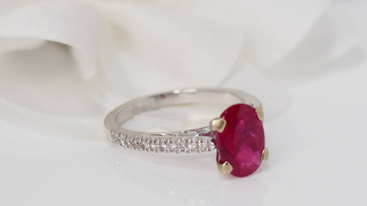 Bague en or blanc, rubis et diamants