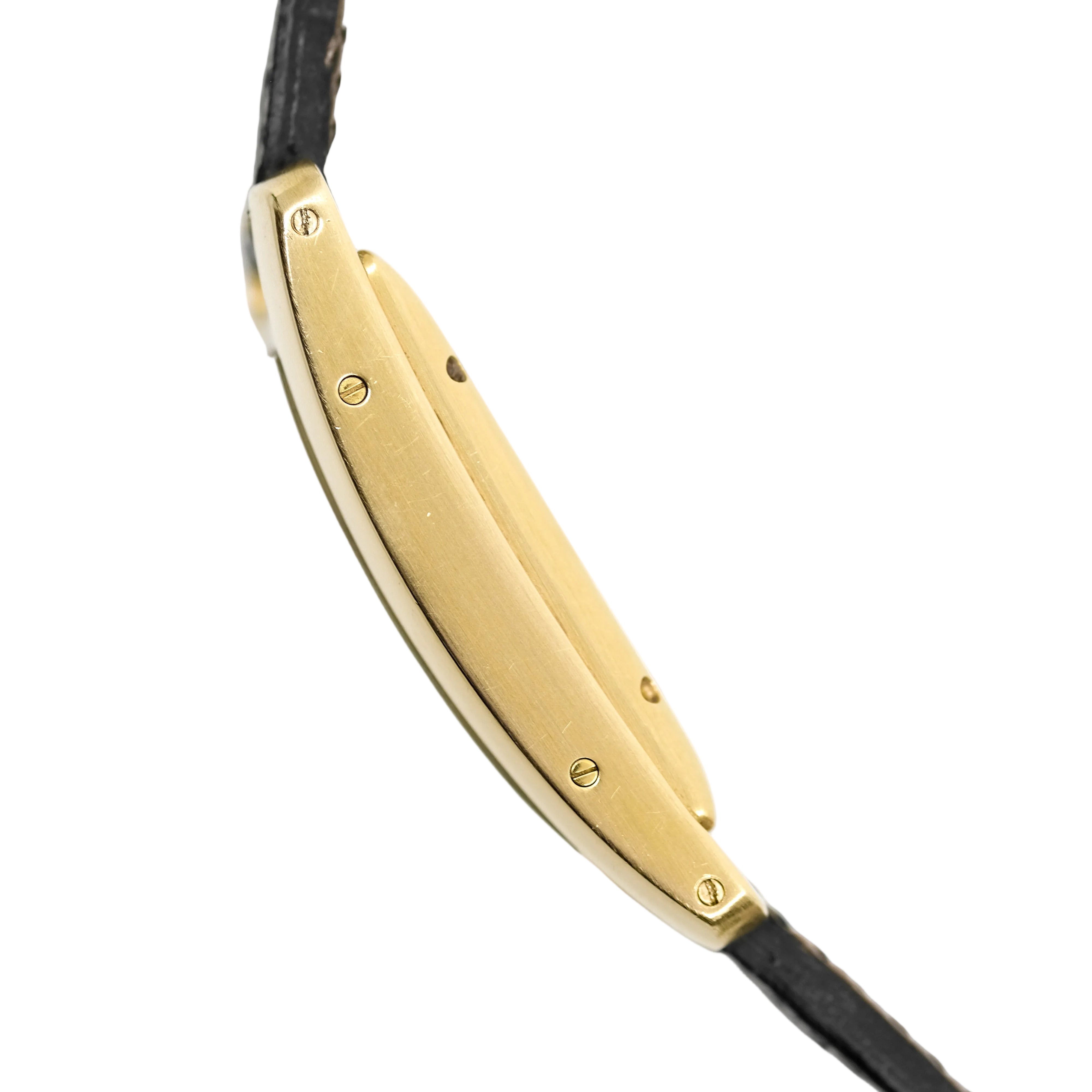 Montre CARTIER "Tank Américaine" en or jaune, cuir et saphir