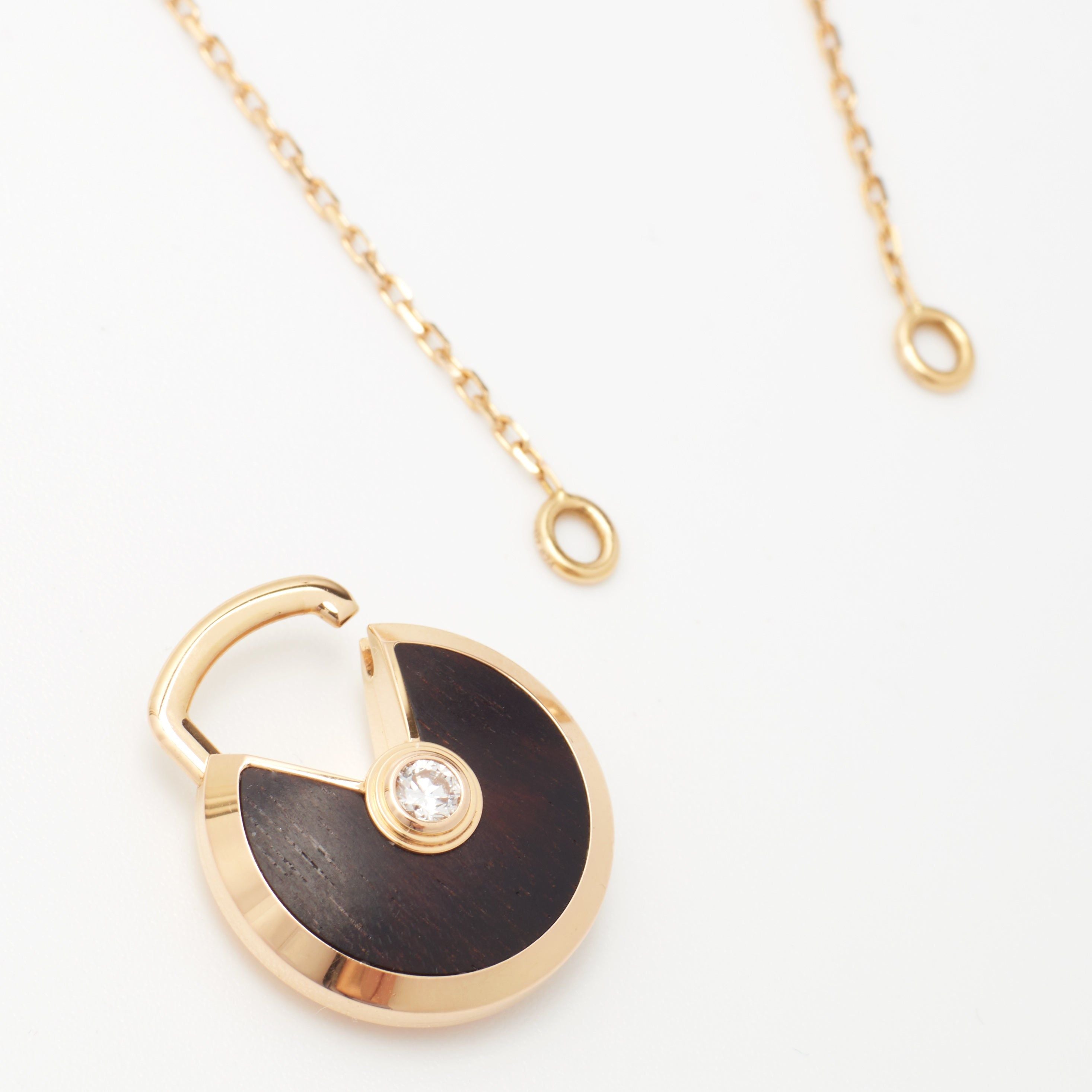 Sautoir Cartier Amulette PM en or rose et bois d'amourette