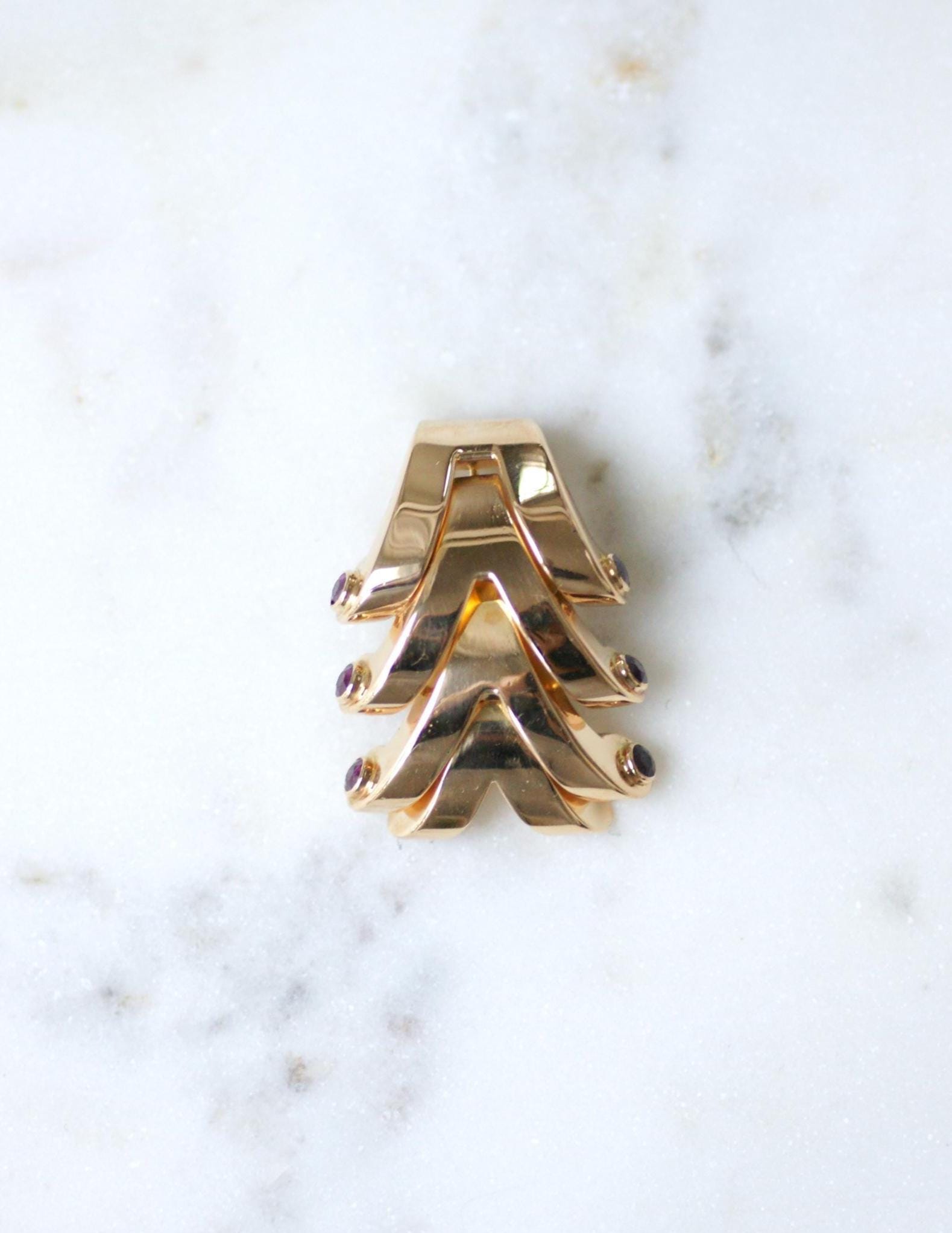 Broche BOUCHERON clip en or rose et rubis