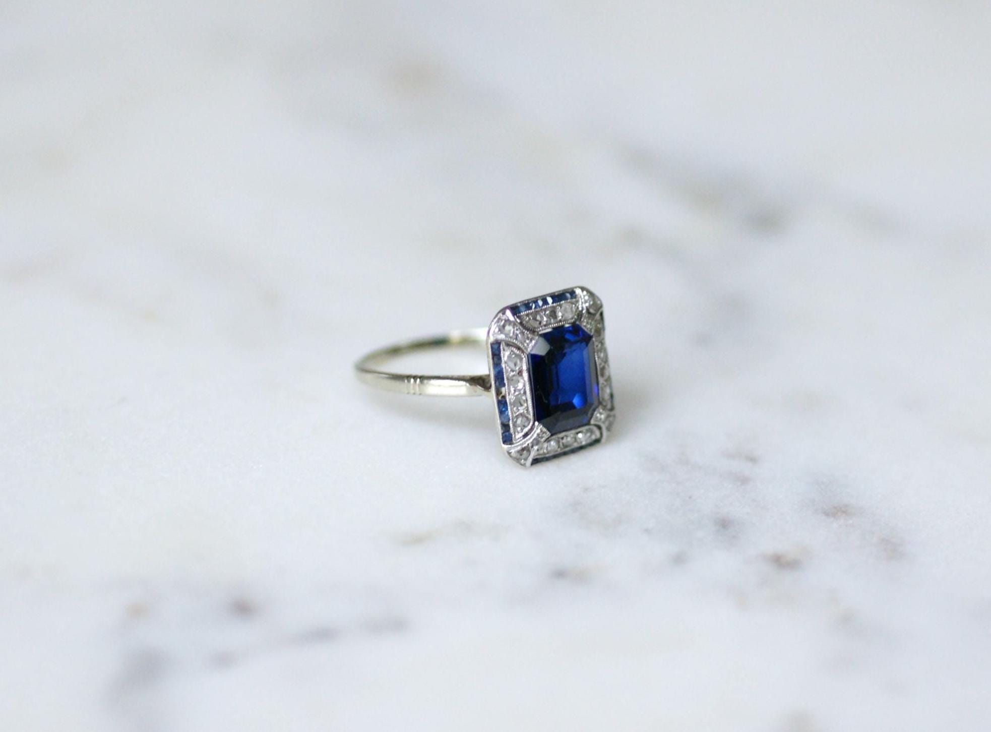 Bague Art Deco octogonale en or blanc et platine avec saphir synthétique et diamants