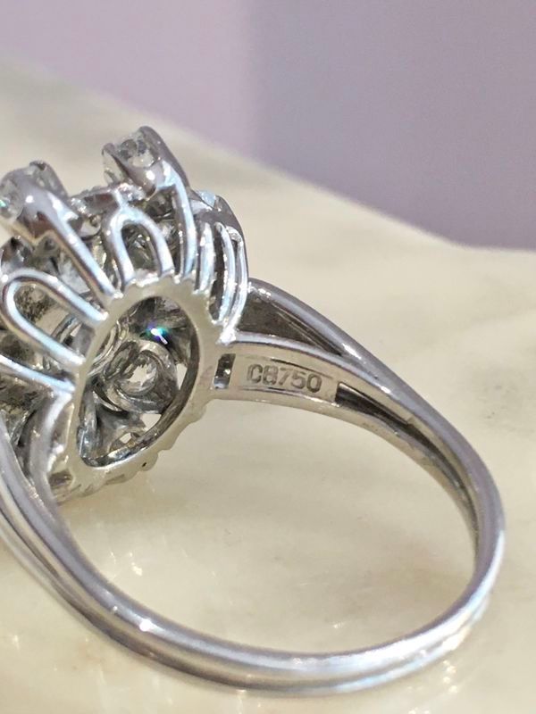 BUCHERER Bague florale en or blanc et diamants