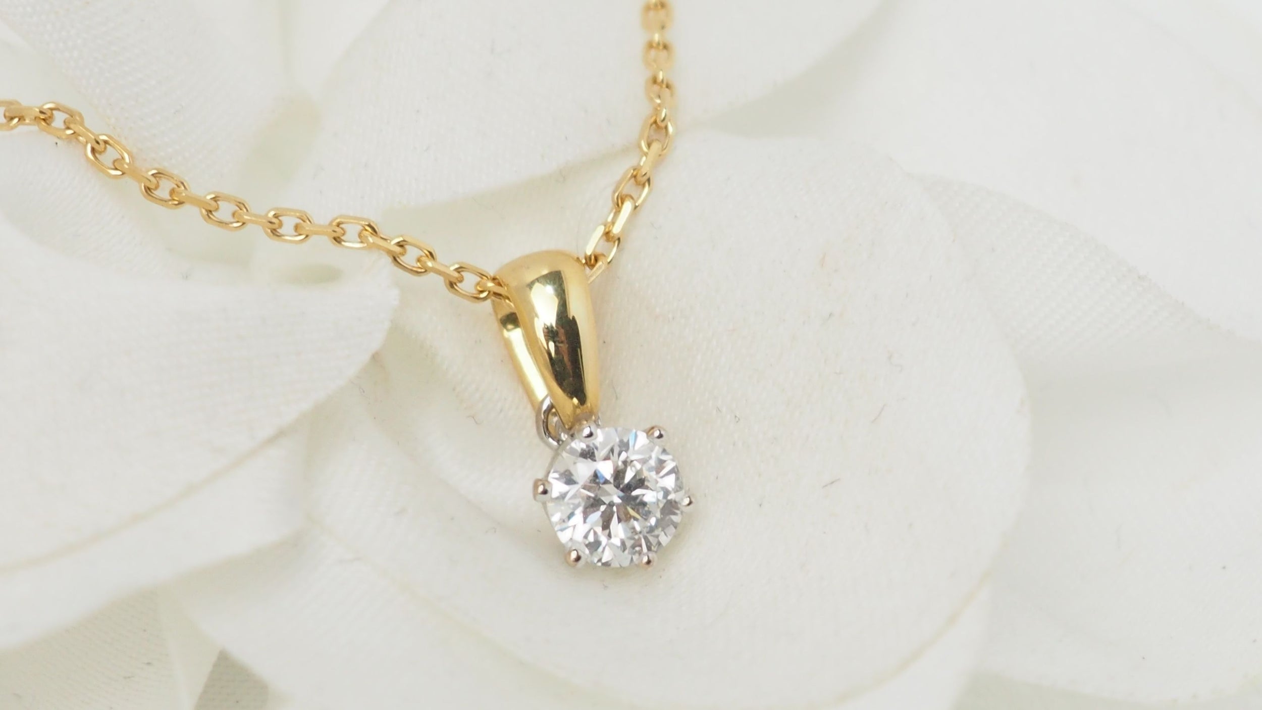 Solitaire necklace in yellow gold and diamonds 