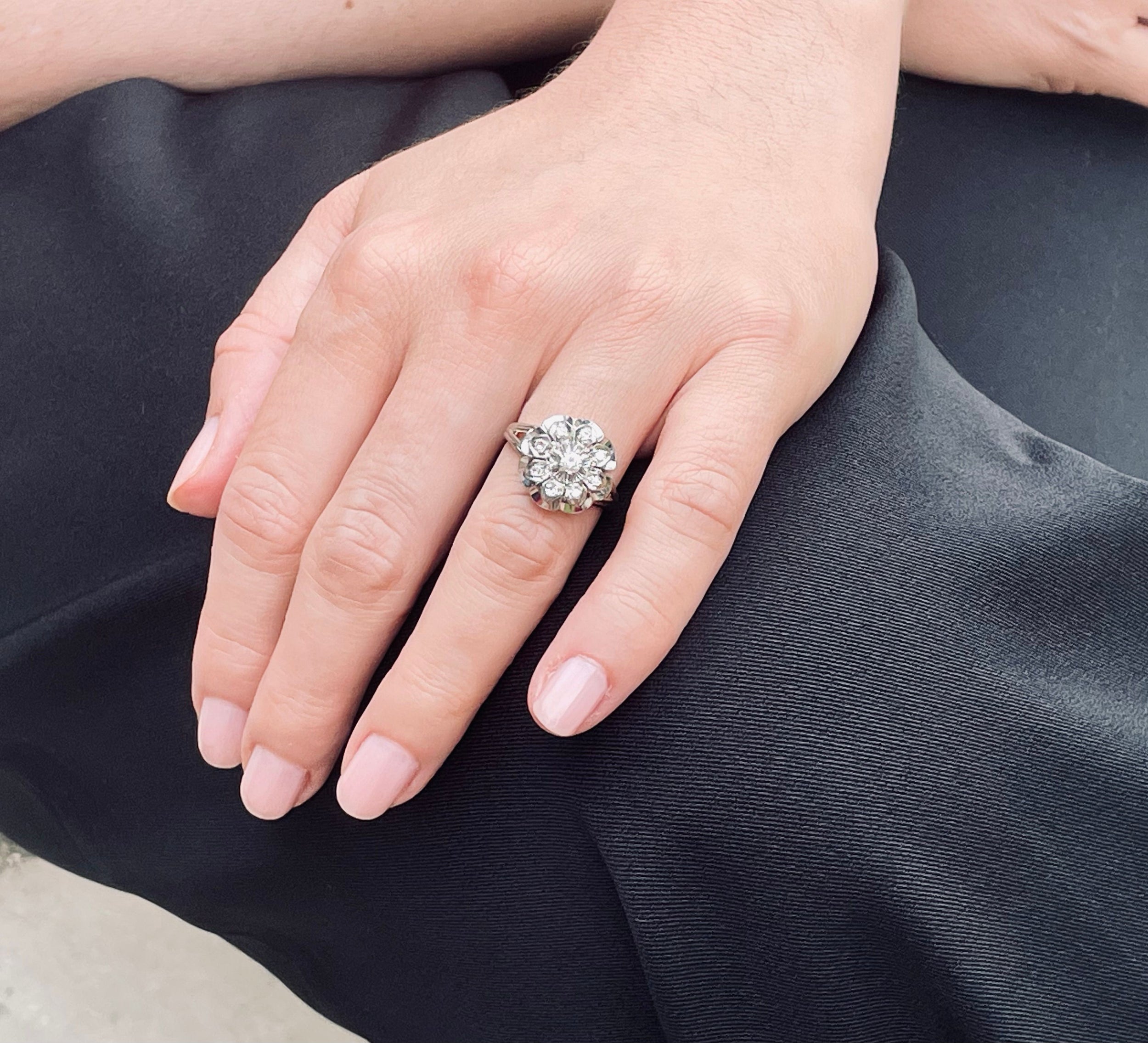 Marguerite ring in white gold and diamonds