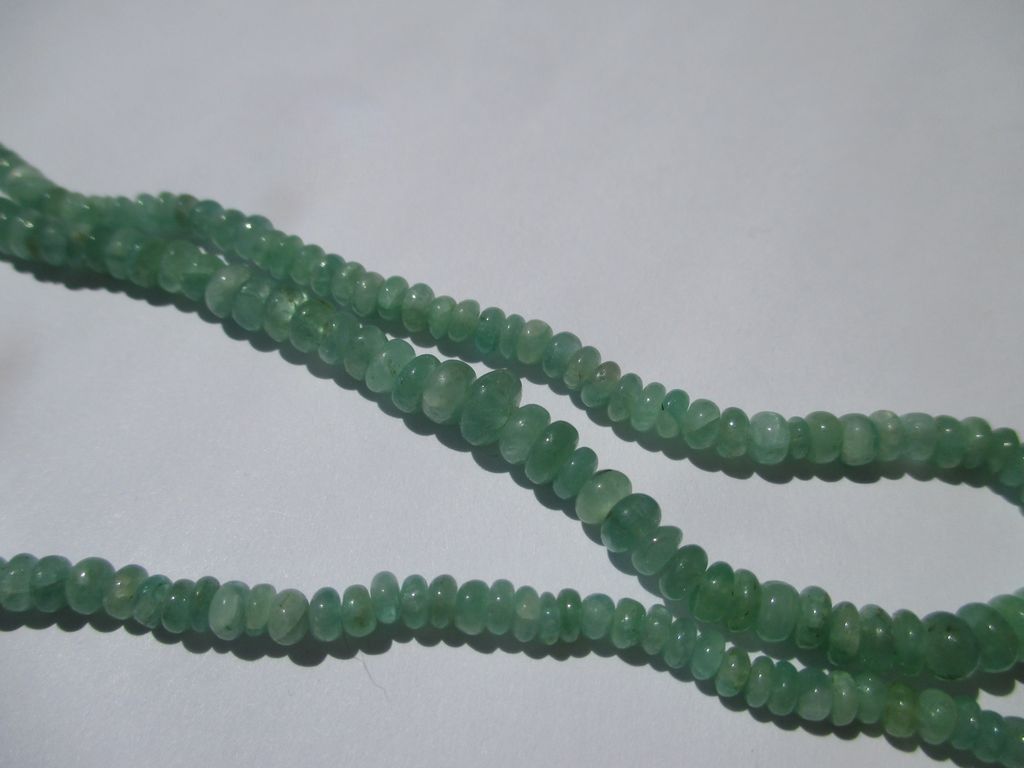 Collier perles émeraudes naturelles