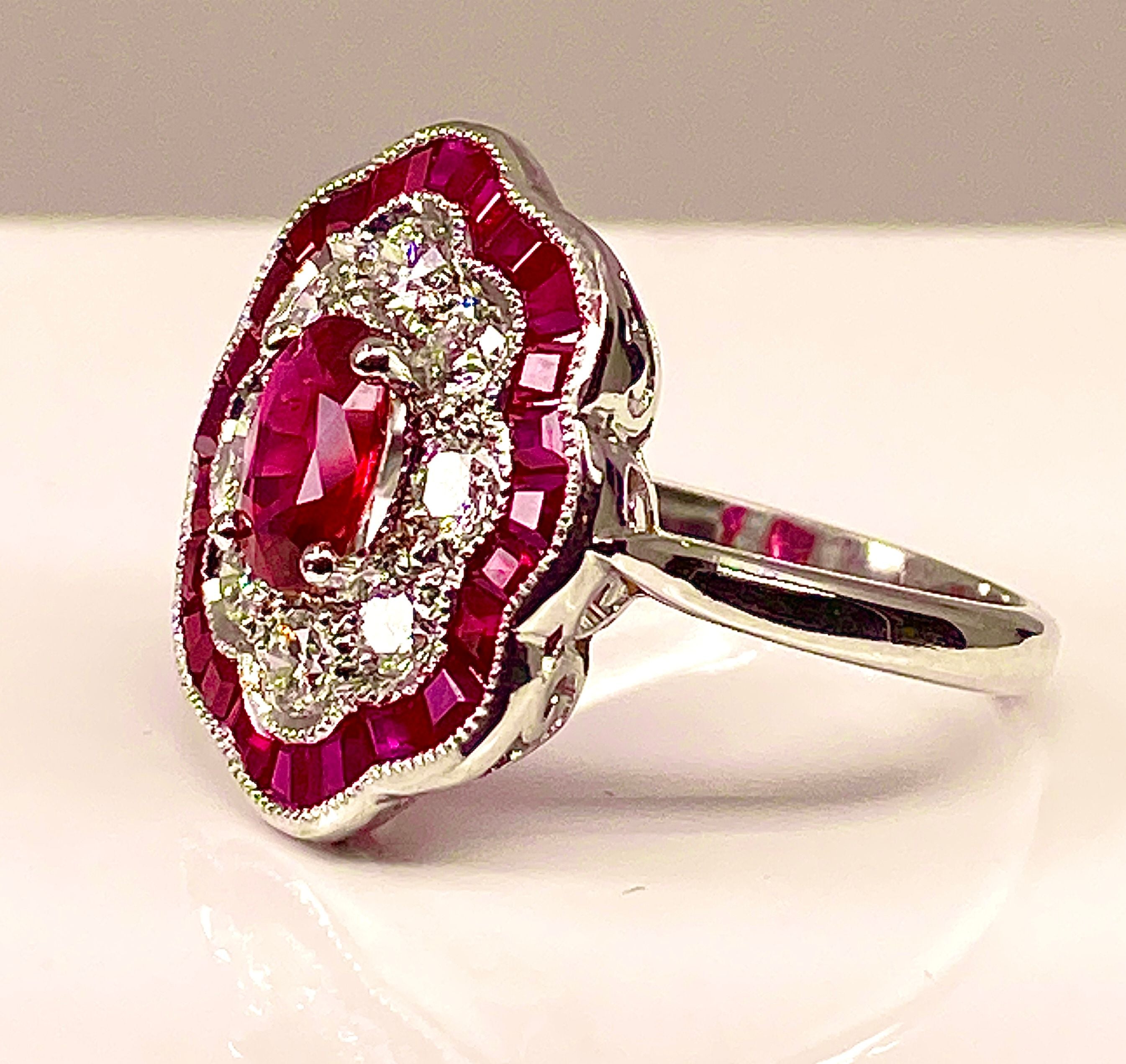 Bague marguerite en or blanc en rubis et diamants
