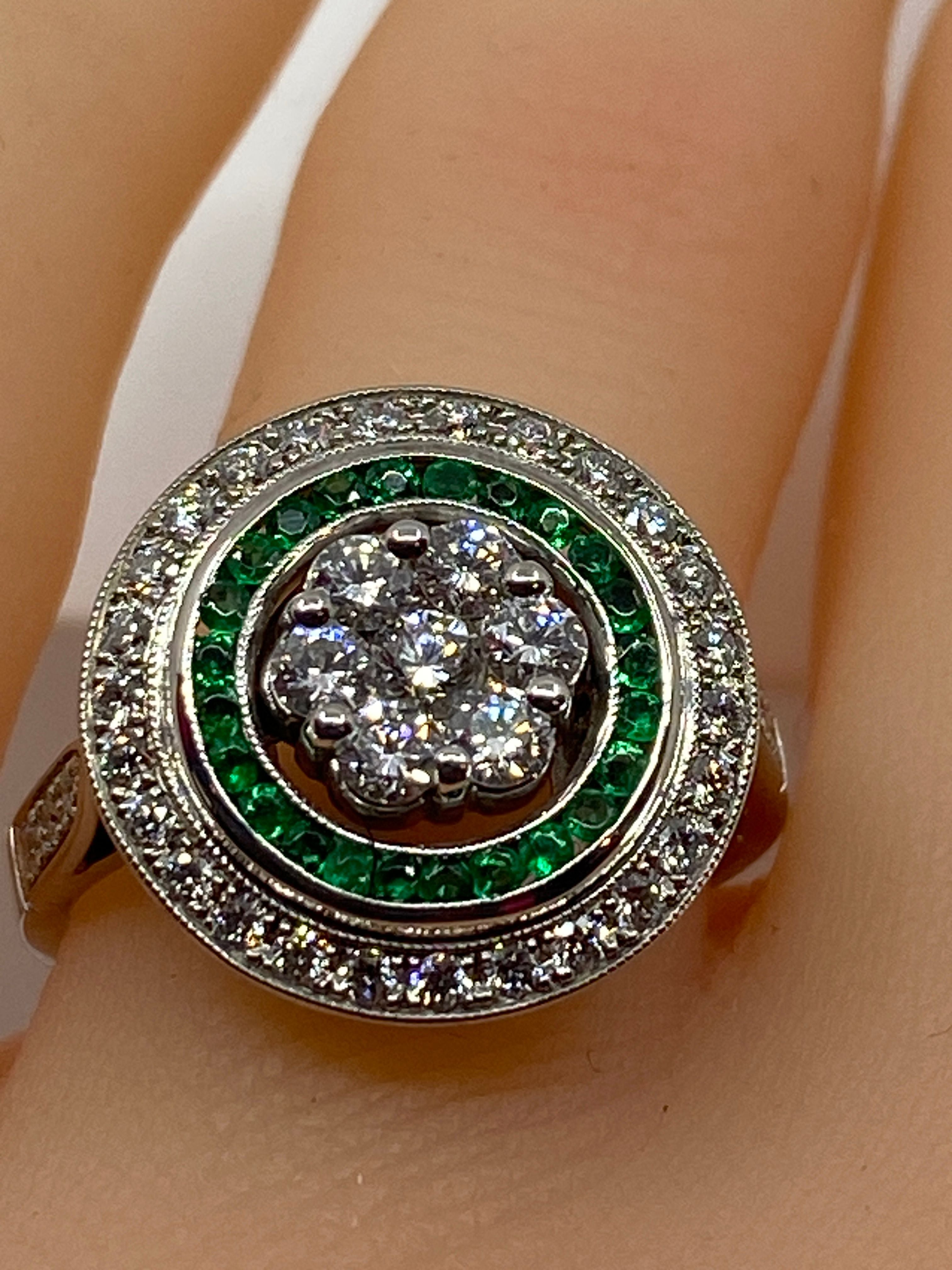 Bague ronde en or 18 carats en émeraudes et diamants de style ART DECO