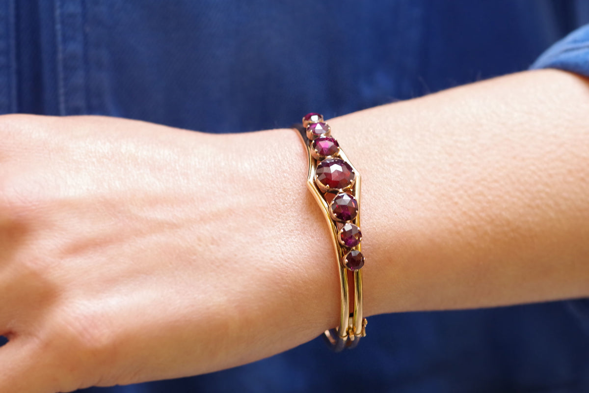 Bracelet jonc grenats de Perpignan en or