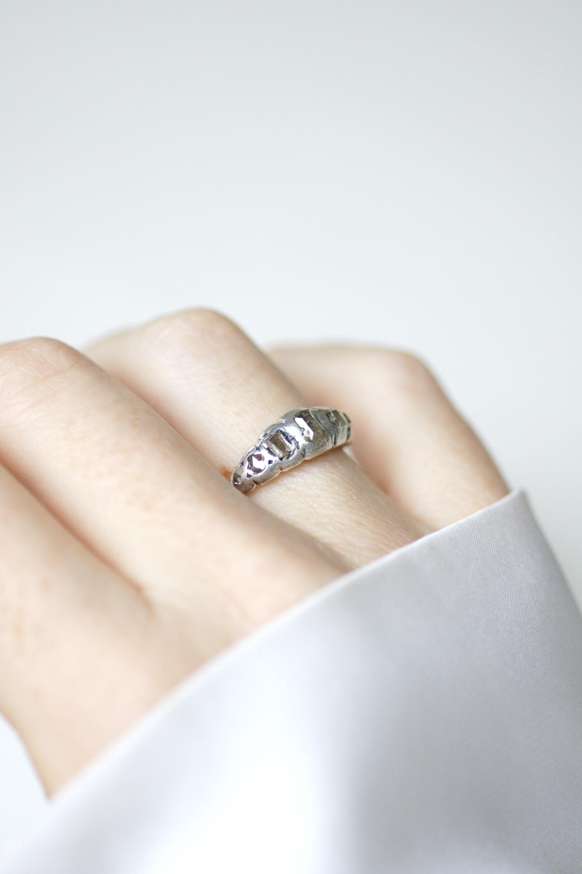 Bague jarretière en or rose et argent et diamants