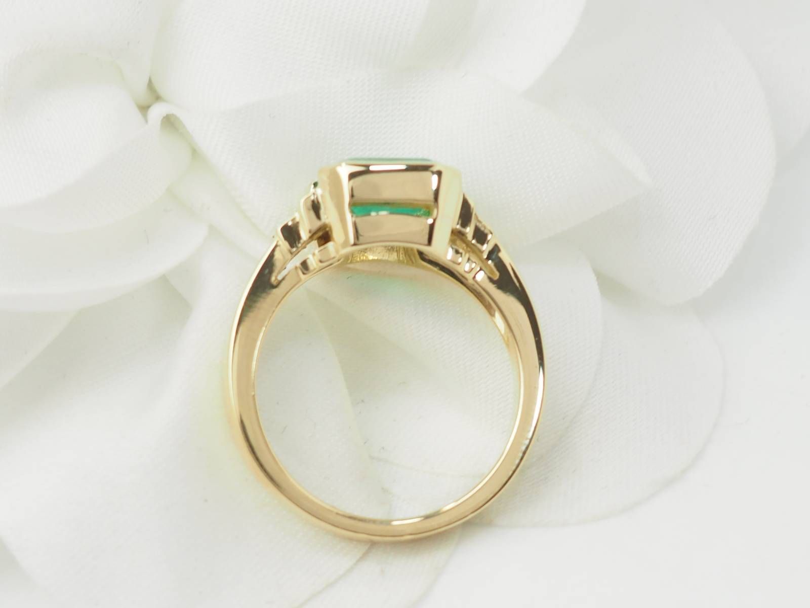 Ring in yellow gold, emerald and diamonds.