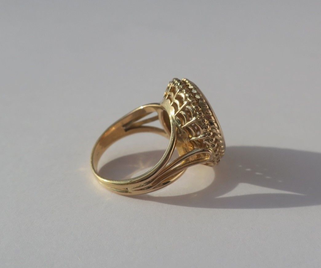 Bague A. AUGIS chevalière médaille d'amour en or jaune et diamant