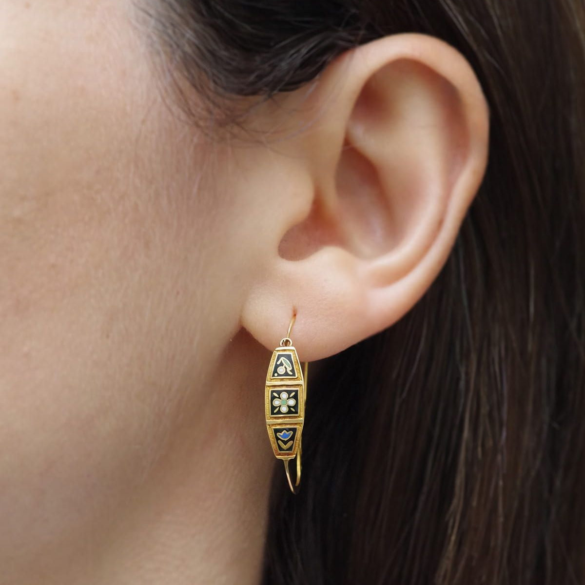 Boucles d'oreilles Poissardes normandes en or et émail