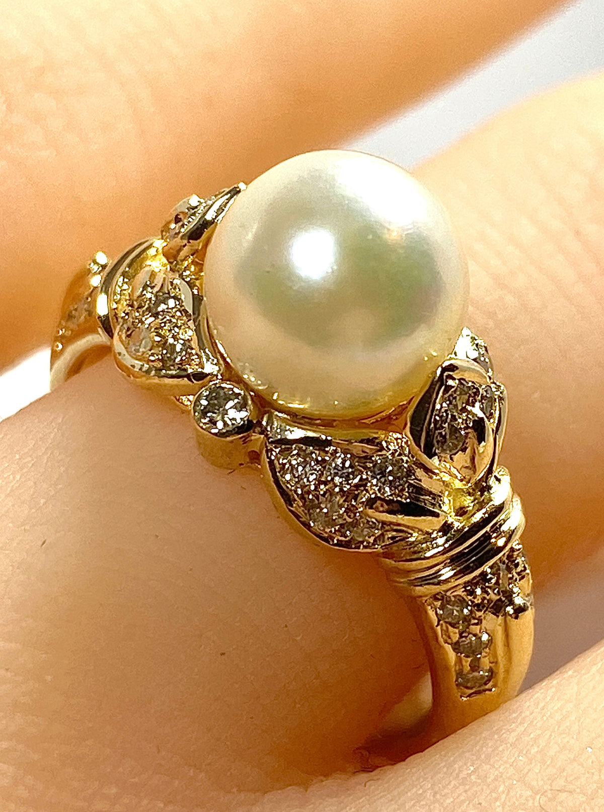 Bague en or jaune 18 carats, perle et 38 diamants.