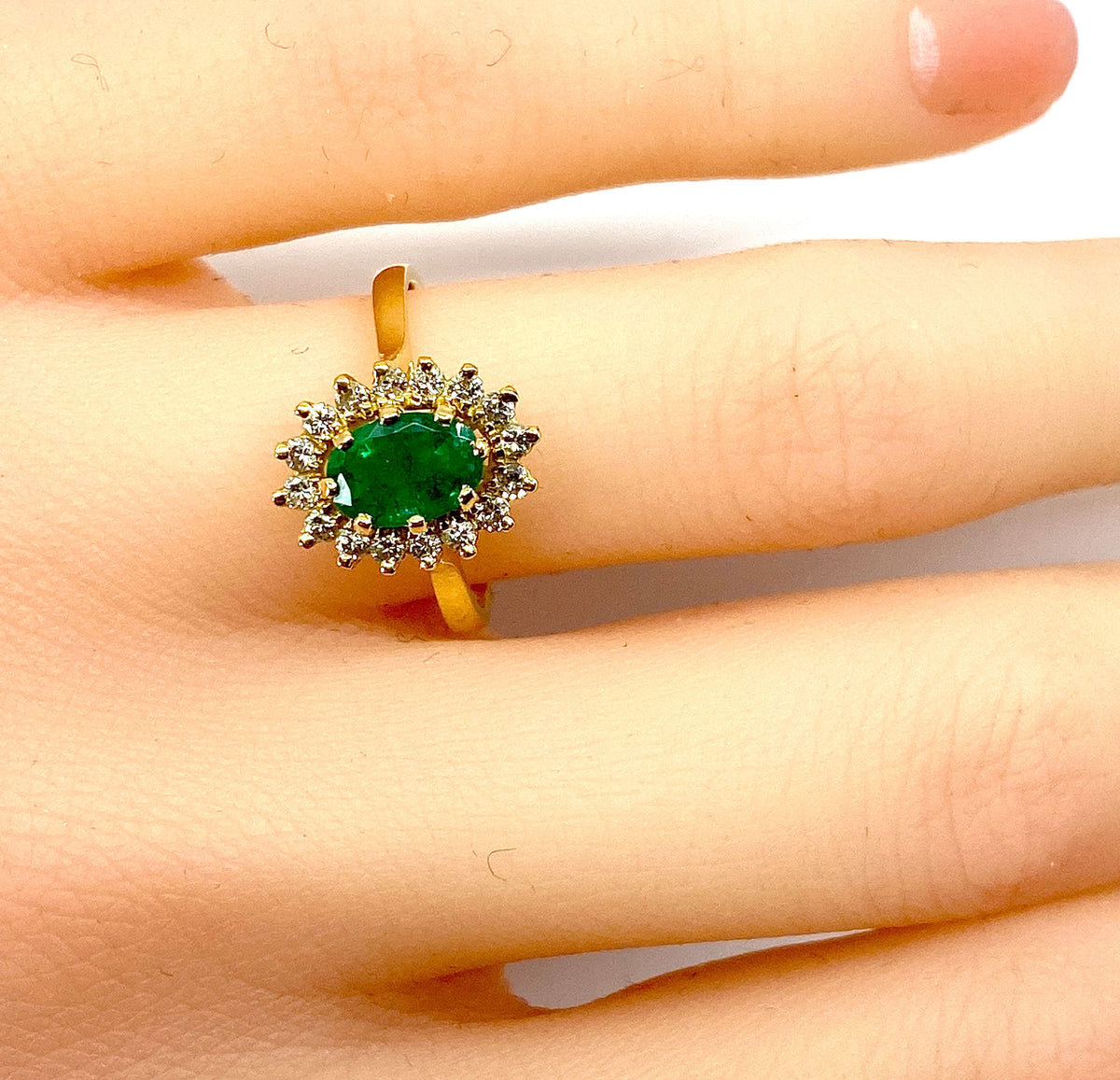Bague marguerite en or 18 carats en émeraude et diamants