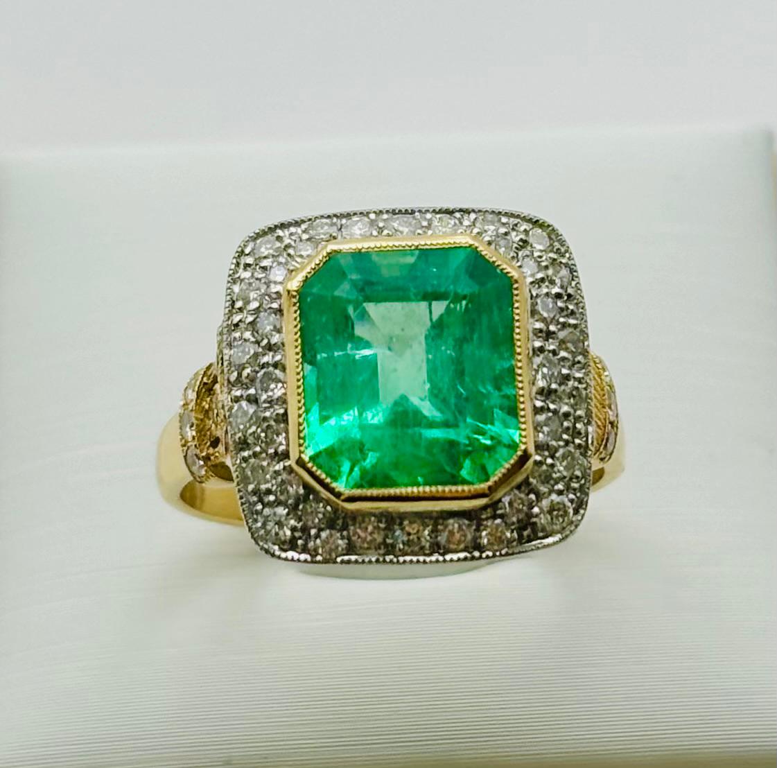 ANILLO EN ORO AMARILLO Y PLATINO CON UNA ESMERALDA Y DIAMANTES