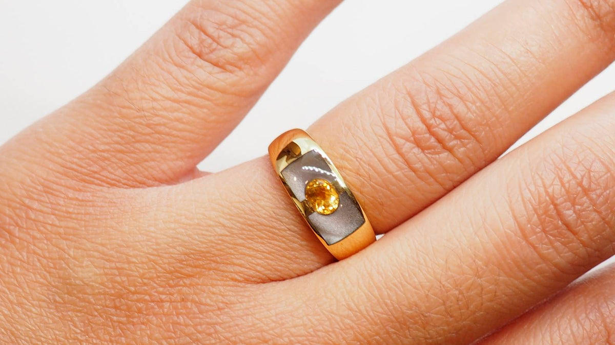 Bague Clozeau en or jaune , citrine et résine