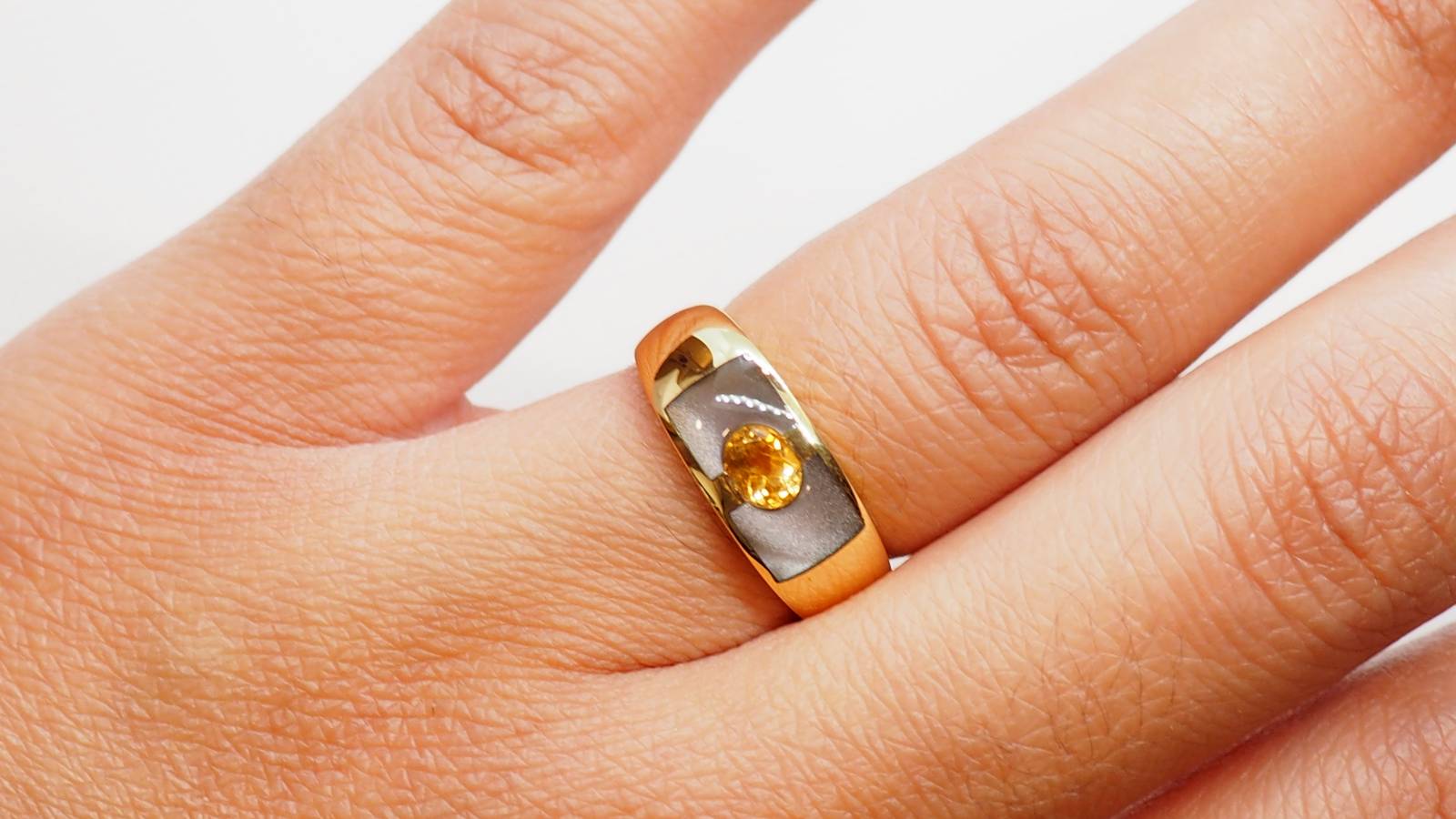 Clozeau ring in yellow gold, citrine and resin 