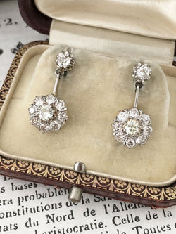 Boucles d’oreilles anciennes pendantes en or jaune 18K et diamants