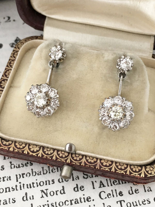 Boucles d’oreilles anciennes pendantes en or jaune 18K et diamants
