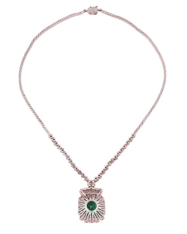 Magnifique collier en or blanc 18k centrée d’une émeraude de Colombie de 14.27 C