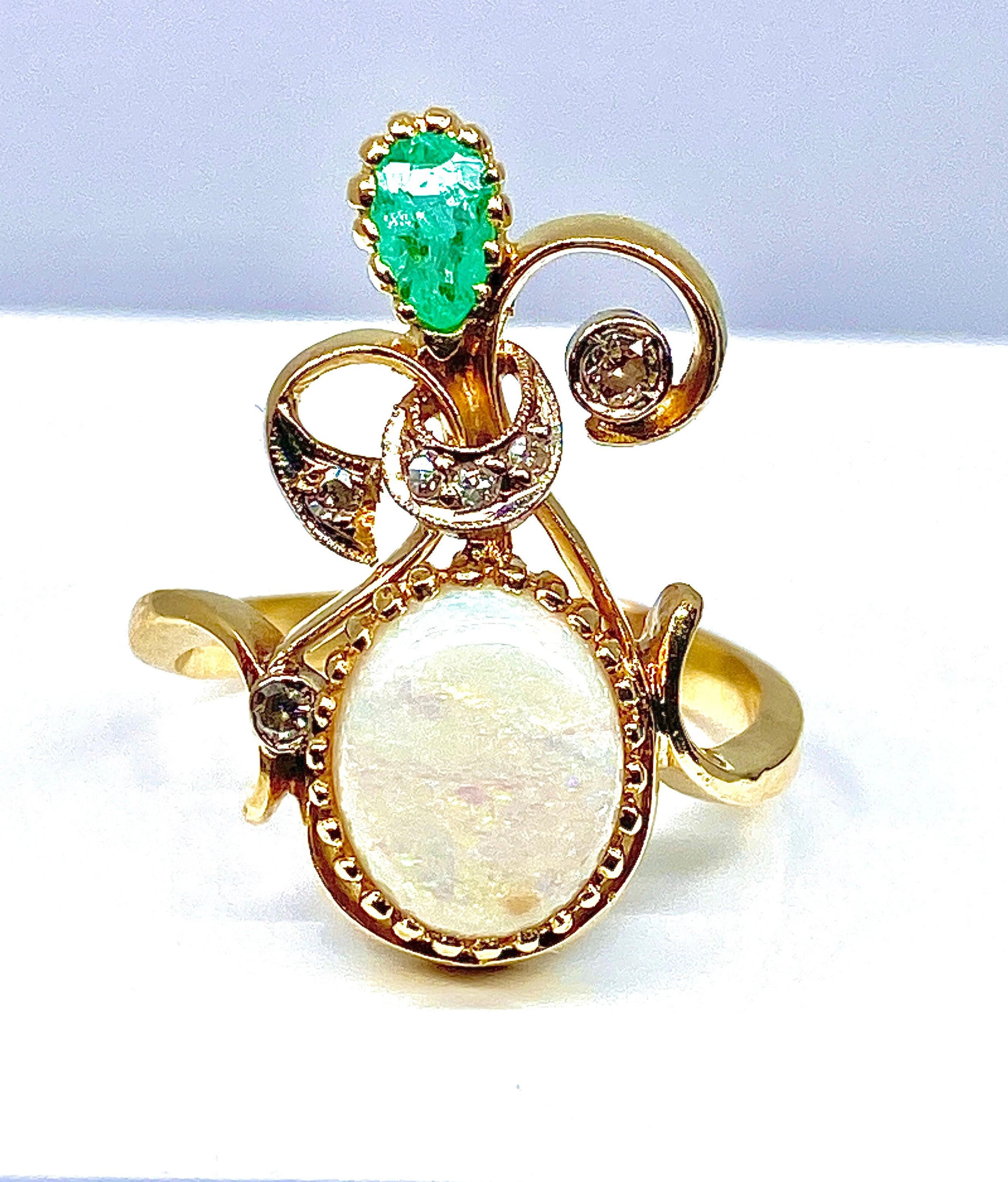 Bague en or jaune et or blanc 18 carats en opale, émeraude et diamants