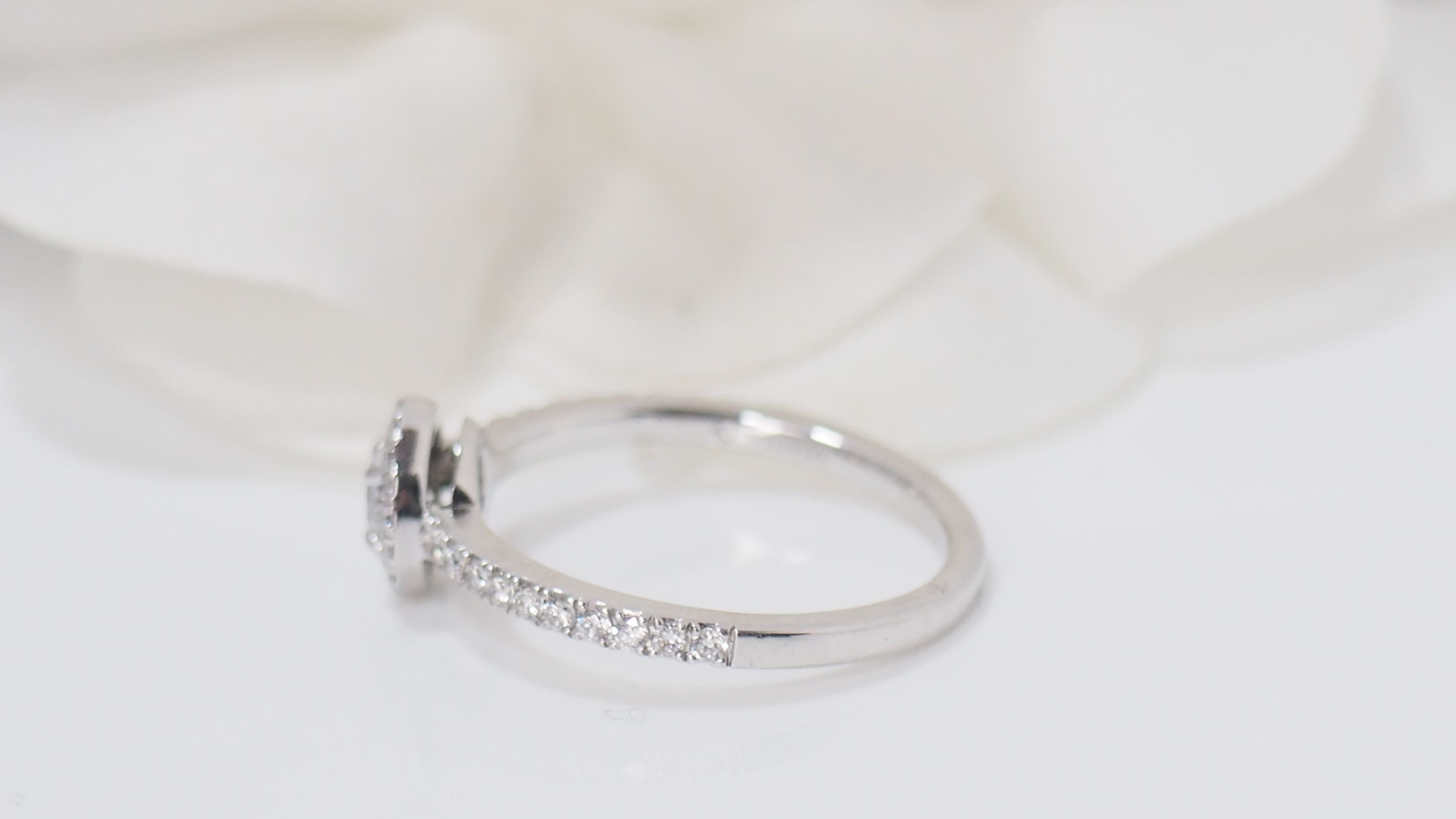 Bague solitaire Messika en or blanc et diamants