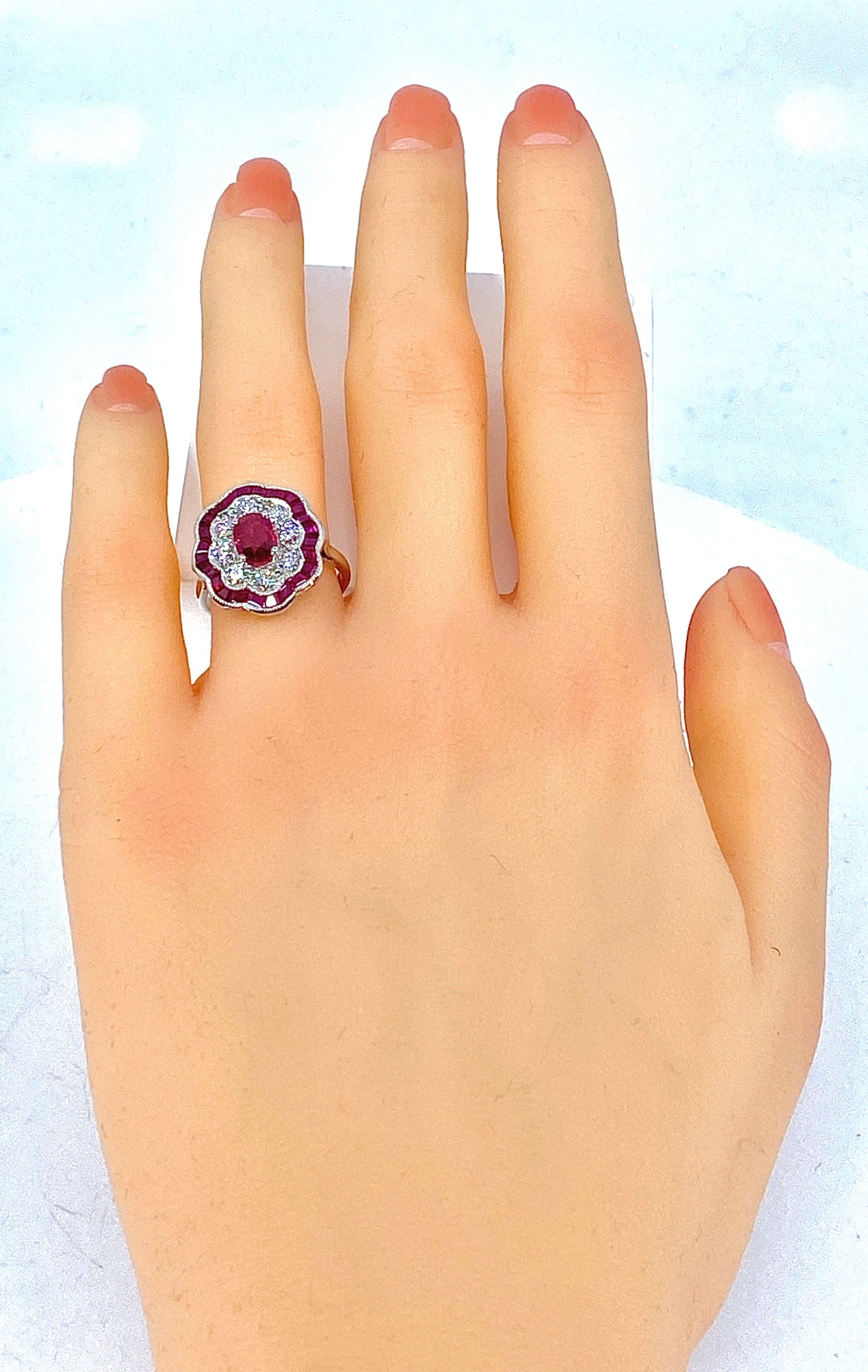 Bague marguerite en or blanc en rubis et diamants