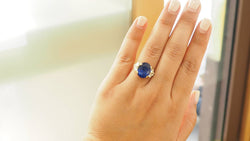 Bague importante en or jaune, saphir de Ceylan et diamants