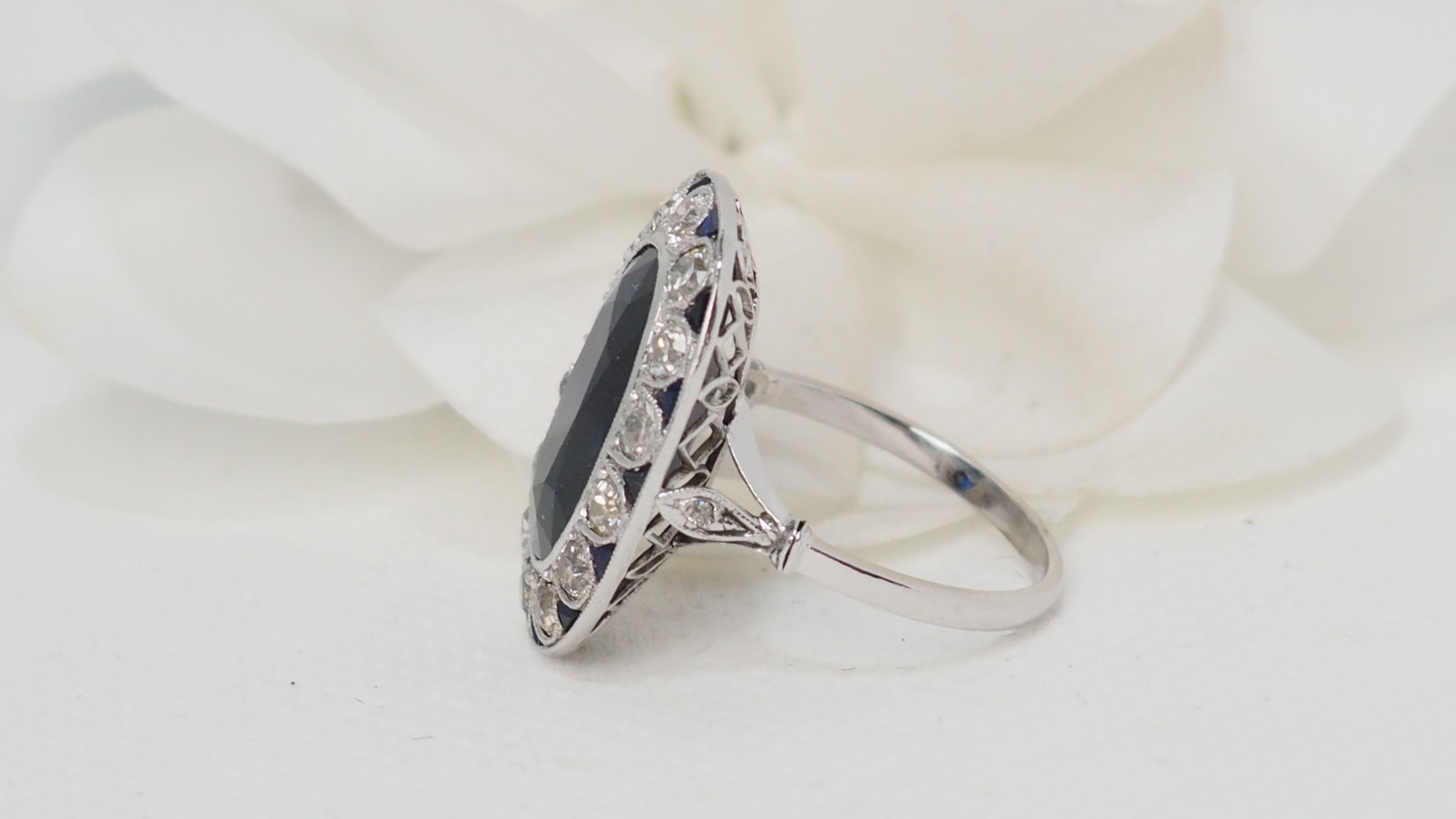 Bague pompadour en platine, saphir et diamants
