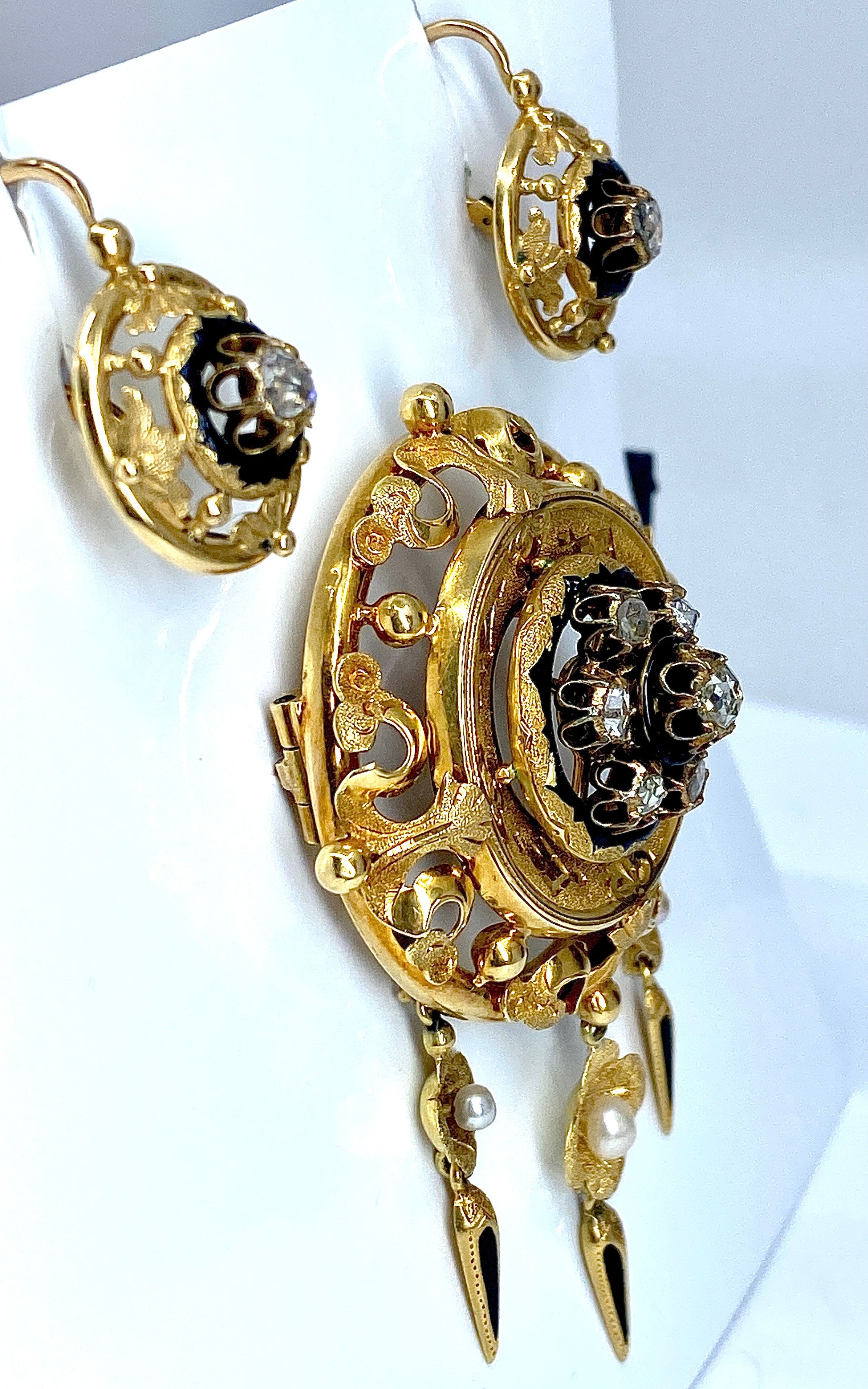 Parure : broche et boucles d’oreilles en or 18 carats, émail, diamants et perles . Epoque Napoléon III.