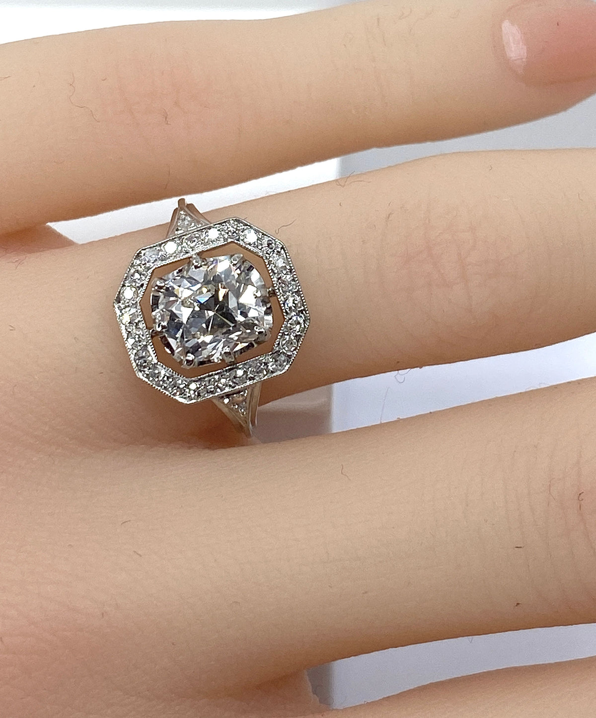 Bague en platine, diamant coussin 1,51 carat, époque Art Deco