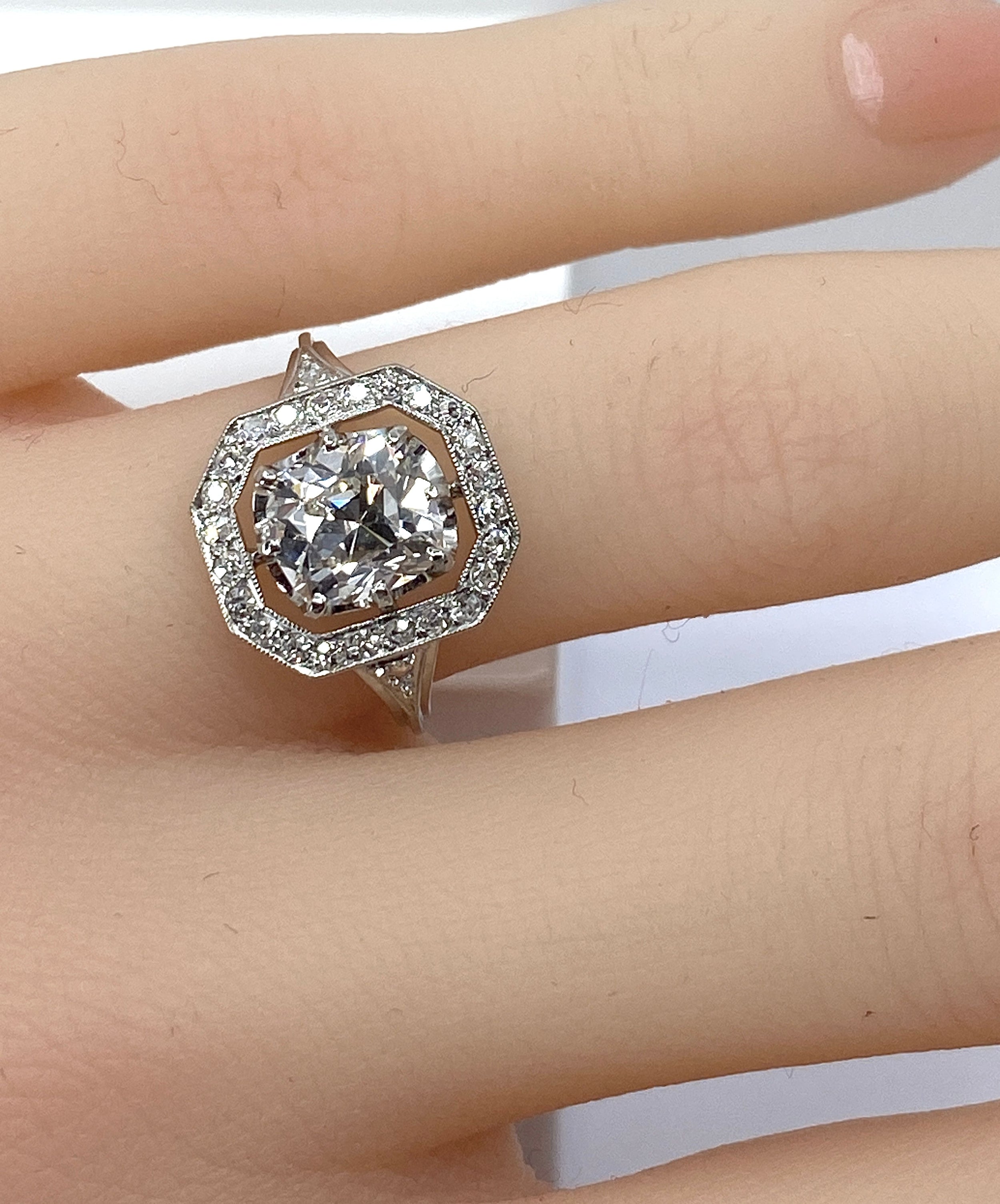 Bague en platine, diamant coussin 1,51 carat, époque Art Deco