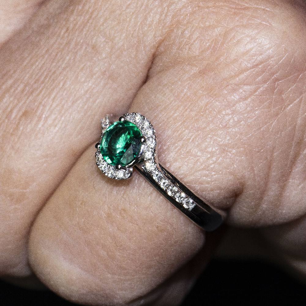Ring at white gold, emerald and diamonds