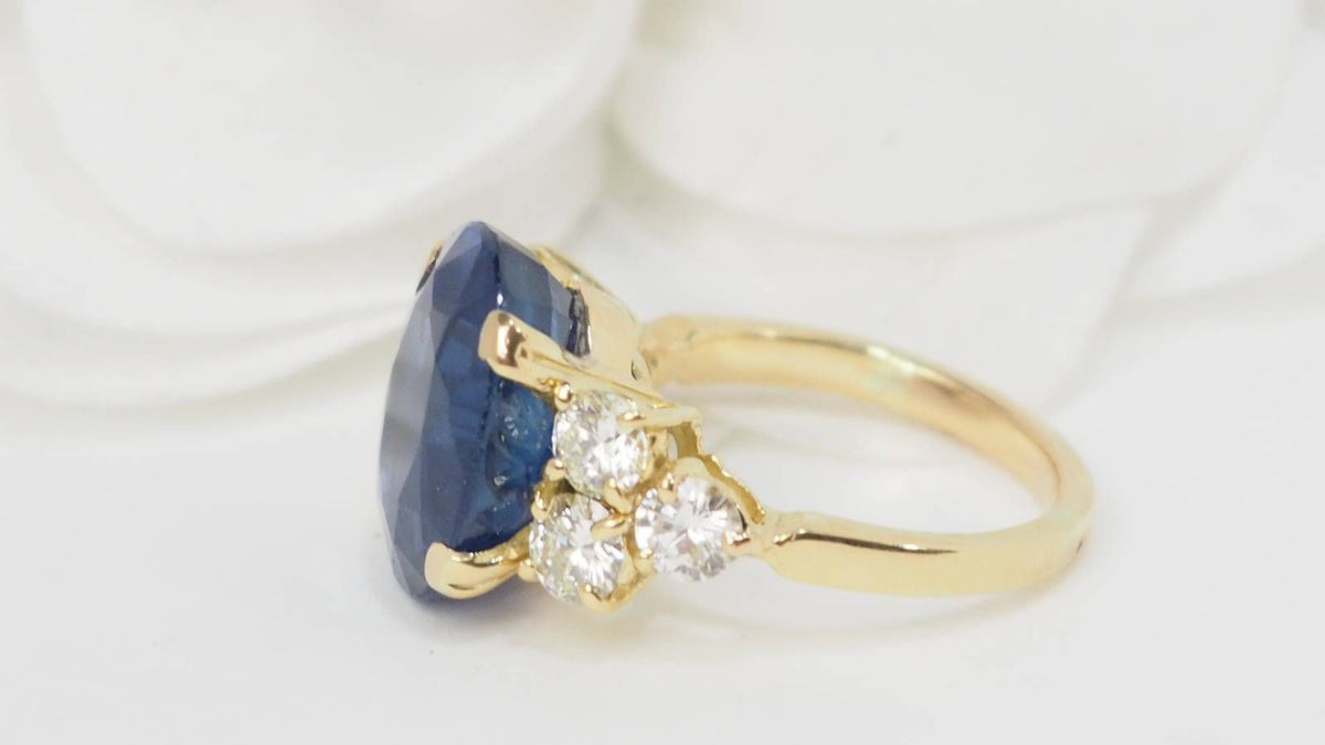 Bague importante en or jaune, saphir de Ceylan et diamants