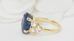 Bague importante en or jaune, saphir de Ceylan et diamants