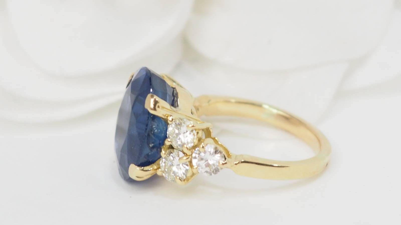 Bague importante en or jaune, saphir de Ceylan et diamants