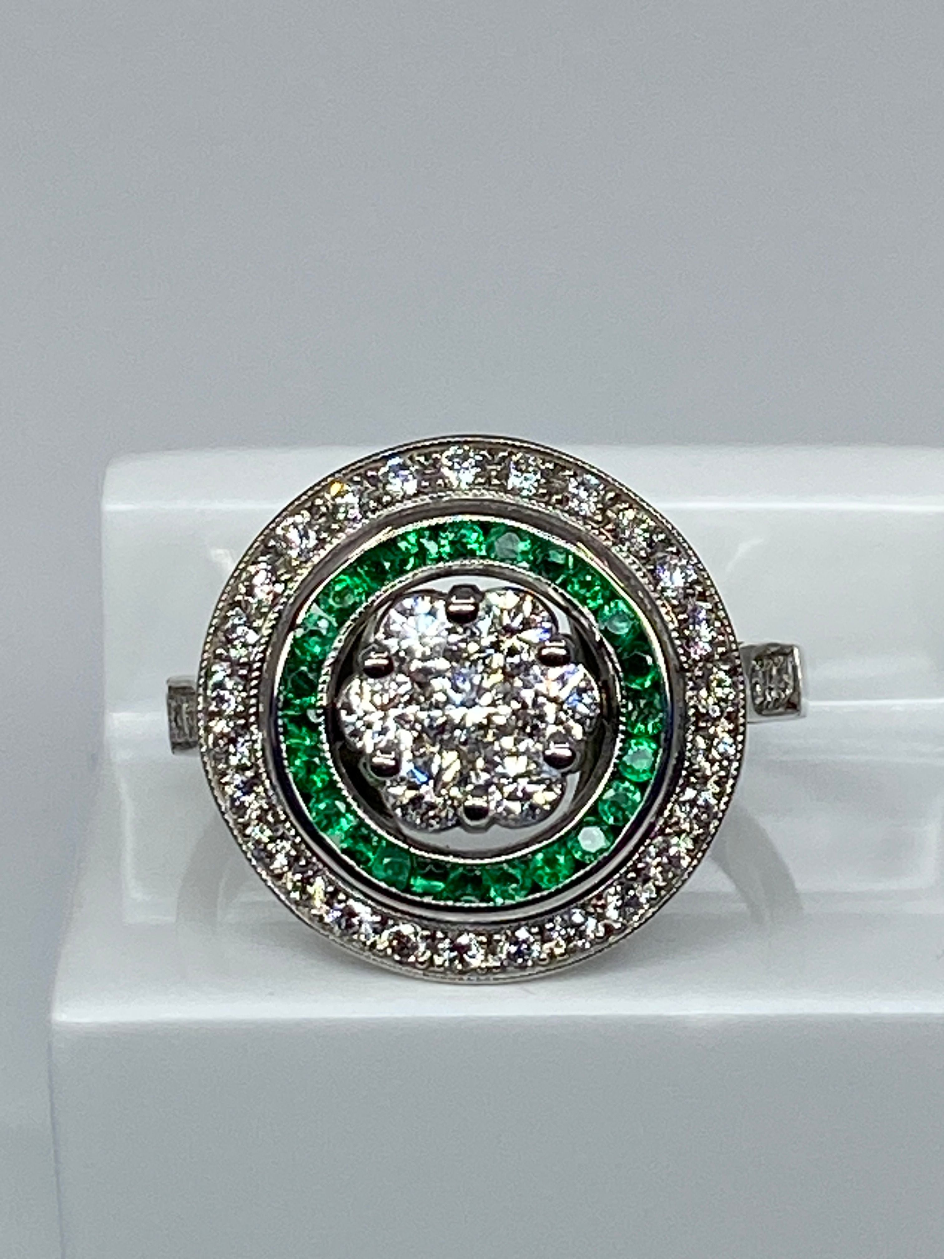Bague ronde en or 18 carats en émeraudes et diamants de style ART DECO