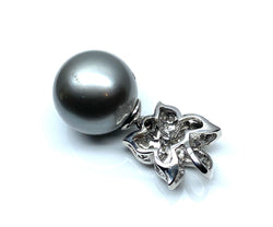 Pendentif en or blanc 18 carats, perle de Tahiti et diamants