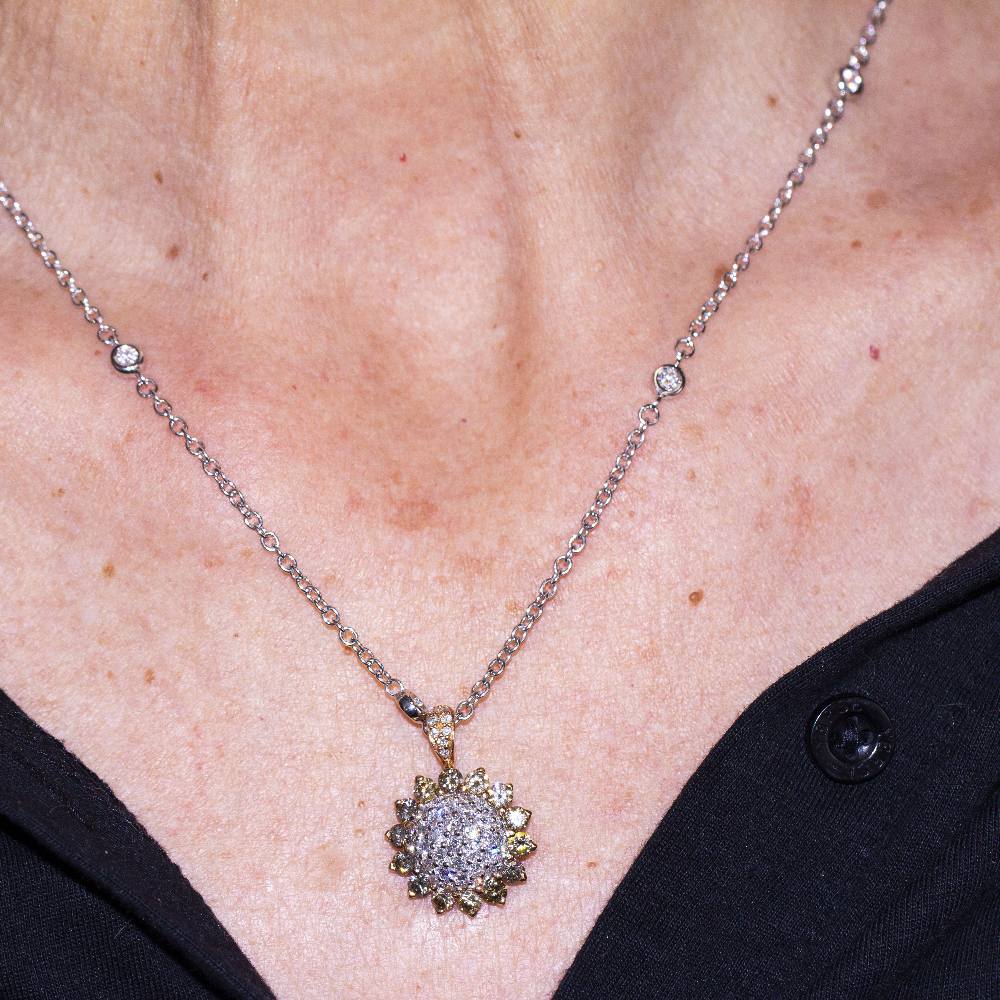 Collier SUNFLOWER en or rose et diamants.