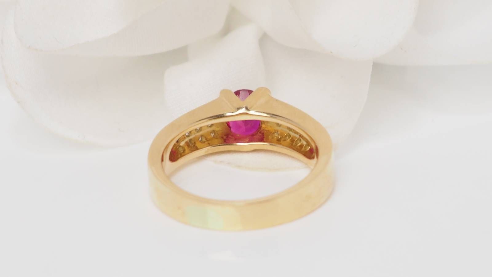 Bague en or jaune, rubis et diamants
