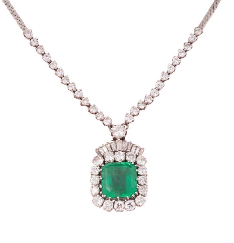Magnifique collier en or blanc 18k centrée d’une émeraude de Colombie de 14.27 C