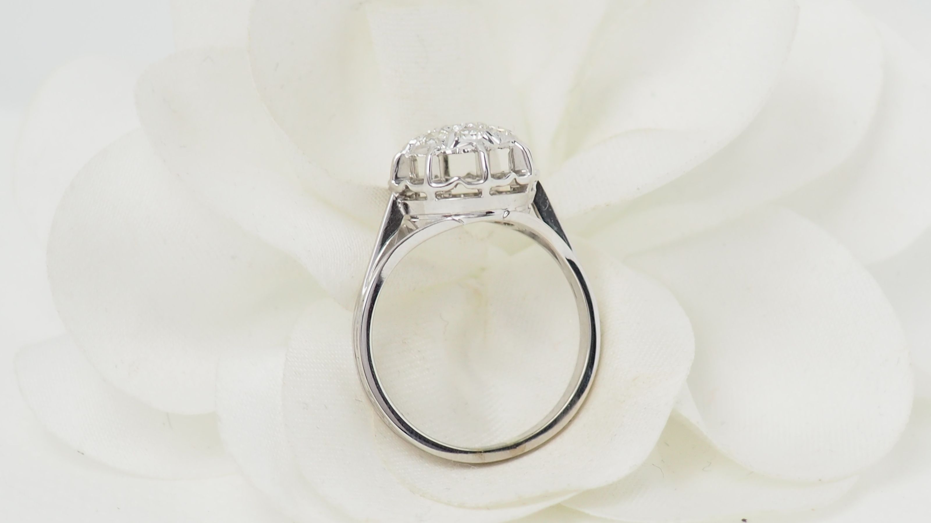 Bague vintage en or blanc et diamants