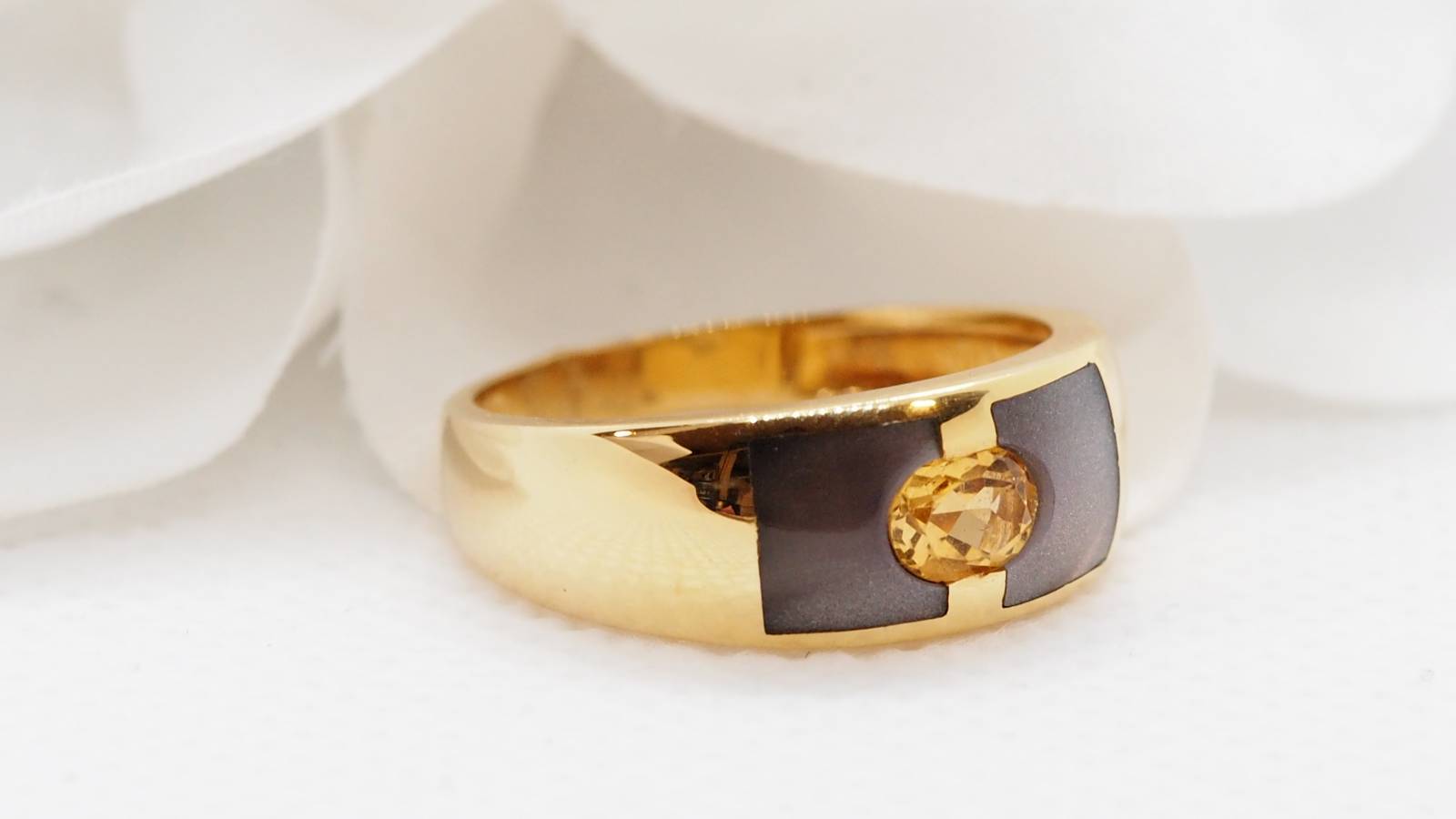 Clozeau ring in yellow gold, citrine and resin 