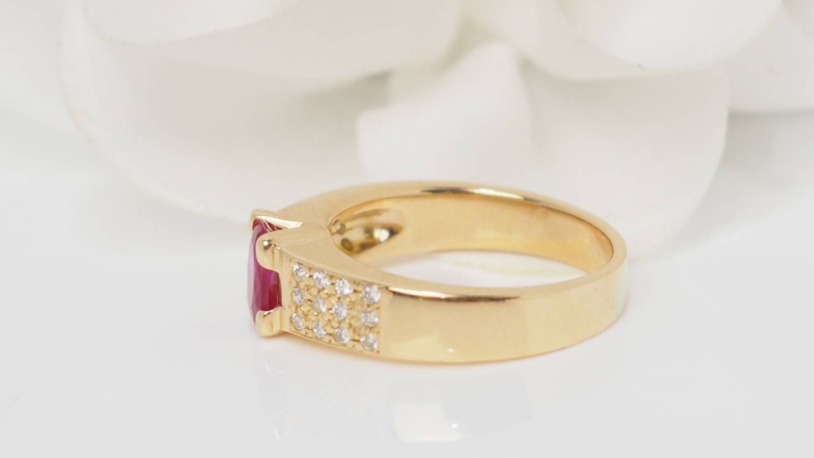 Bague en or jaune, rubis et diamants