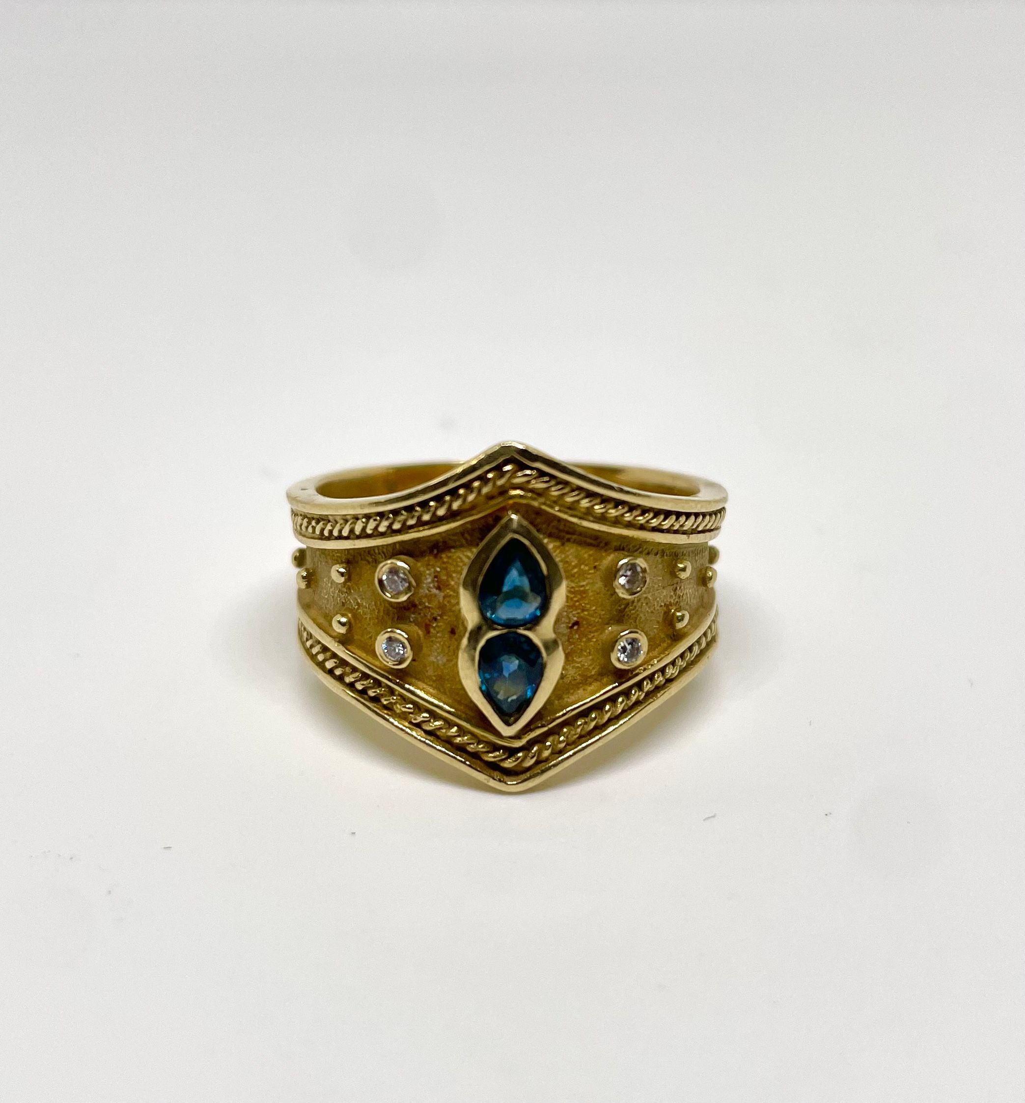 Bague byzantine en or jaune 18k saphirs et diamants