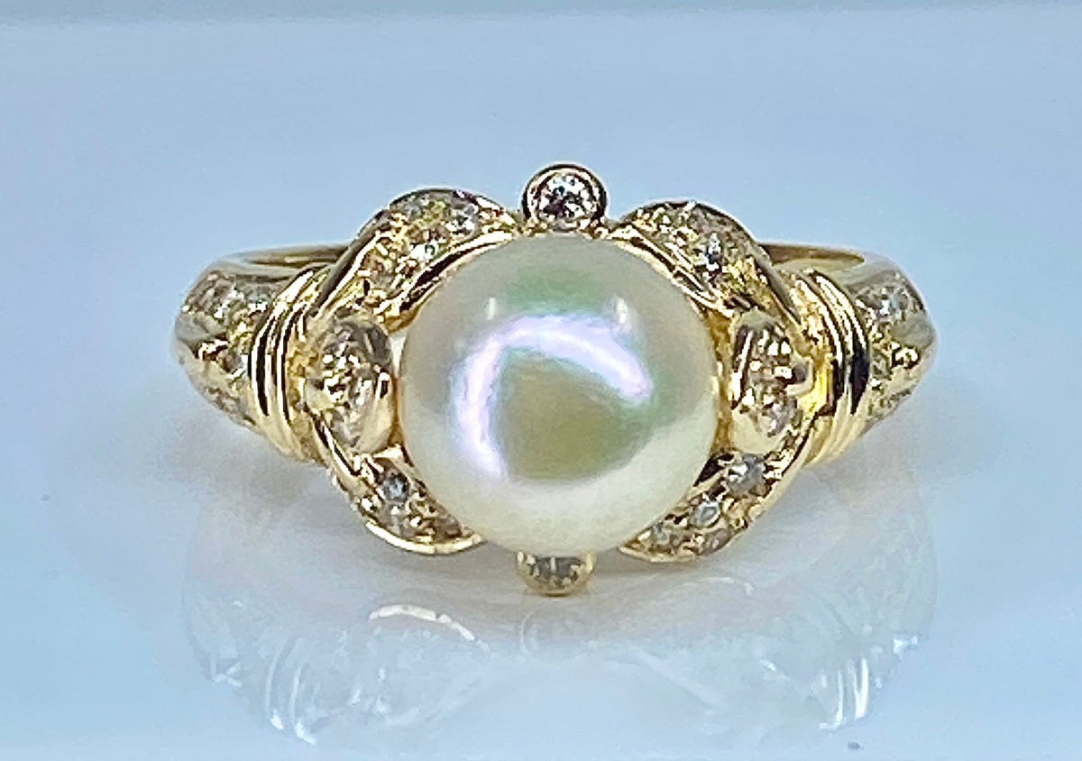 Bague en or jaune 18 carats, perle et 38 diamants.