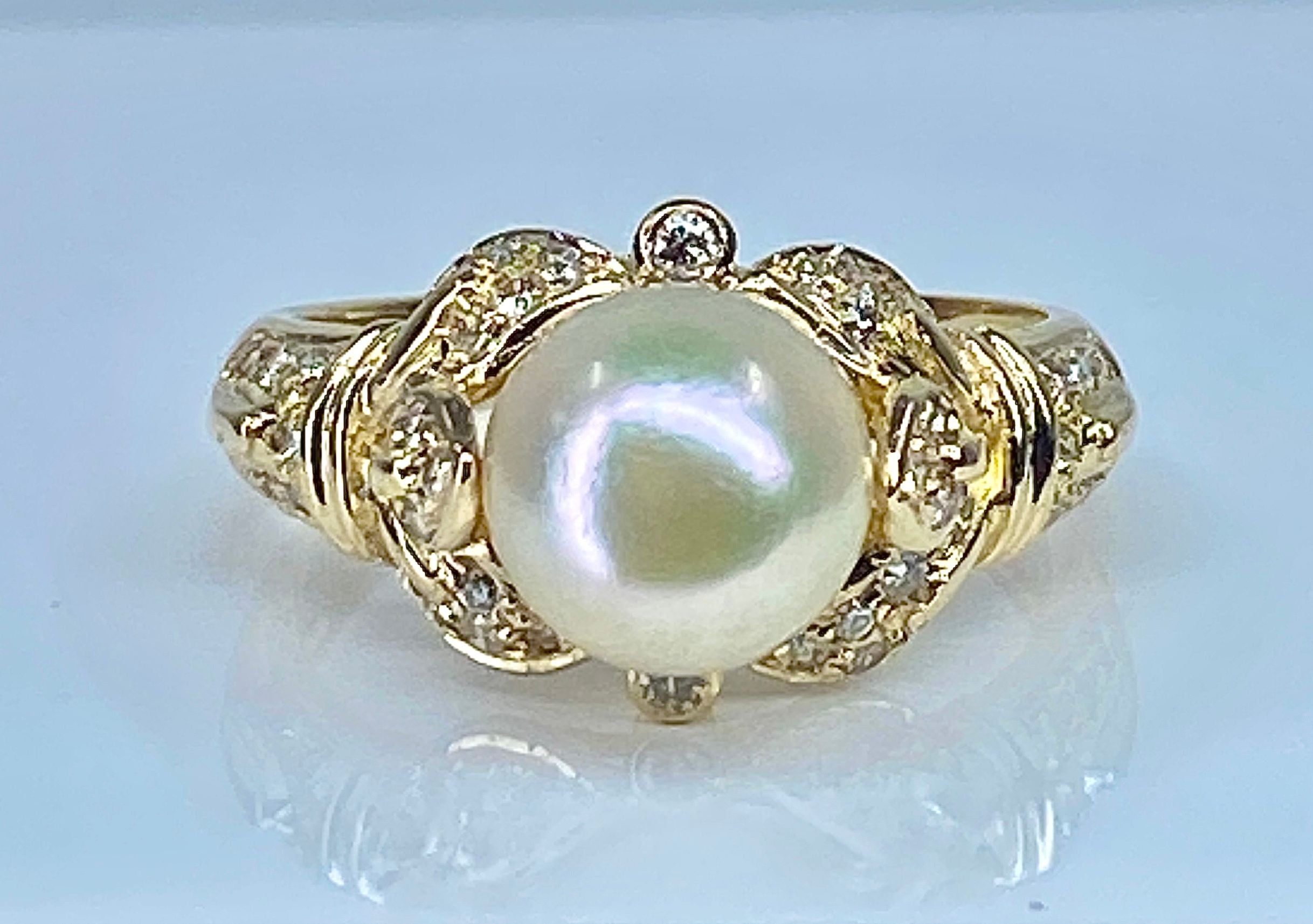 Bague en or jaune 18 carats, perle et 38 diamants.