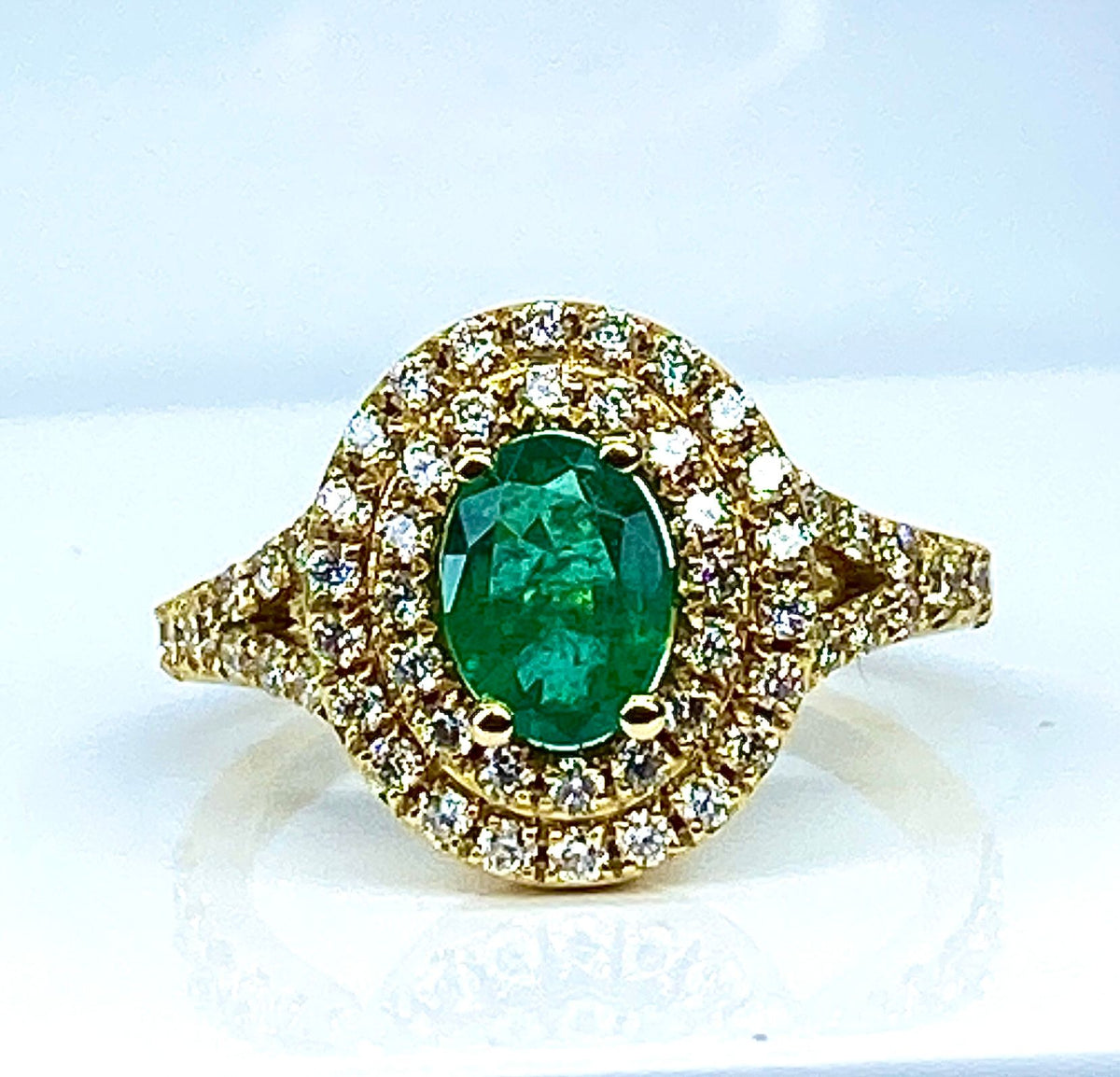 Bague en or jaune 18 carats ornée d’une émeraude et diamants
