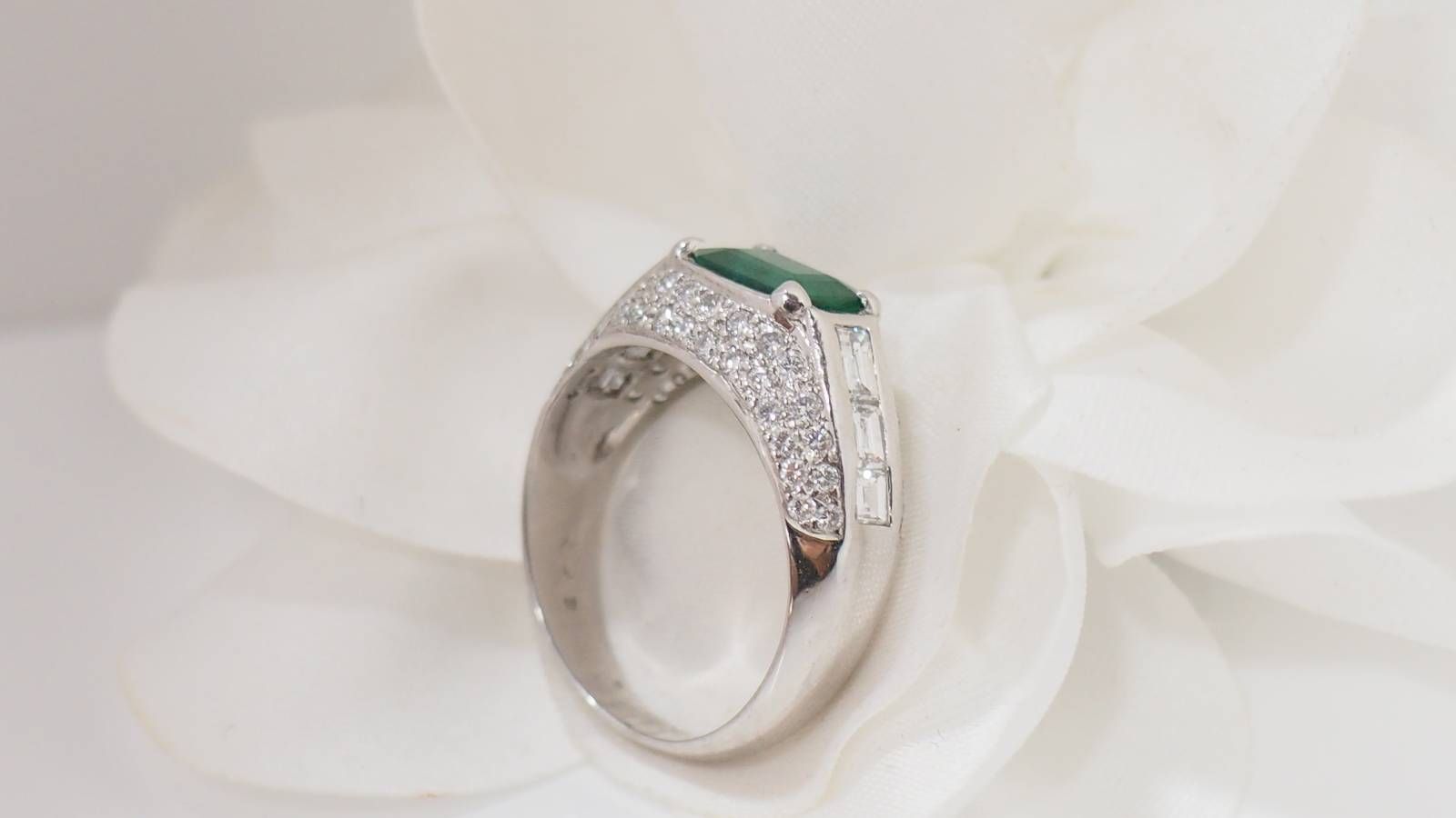 Emerald and diamond white gold bangle ring 